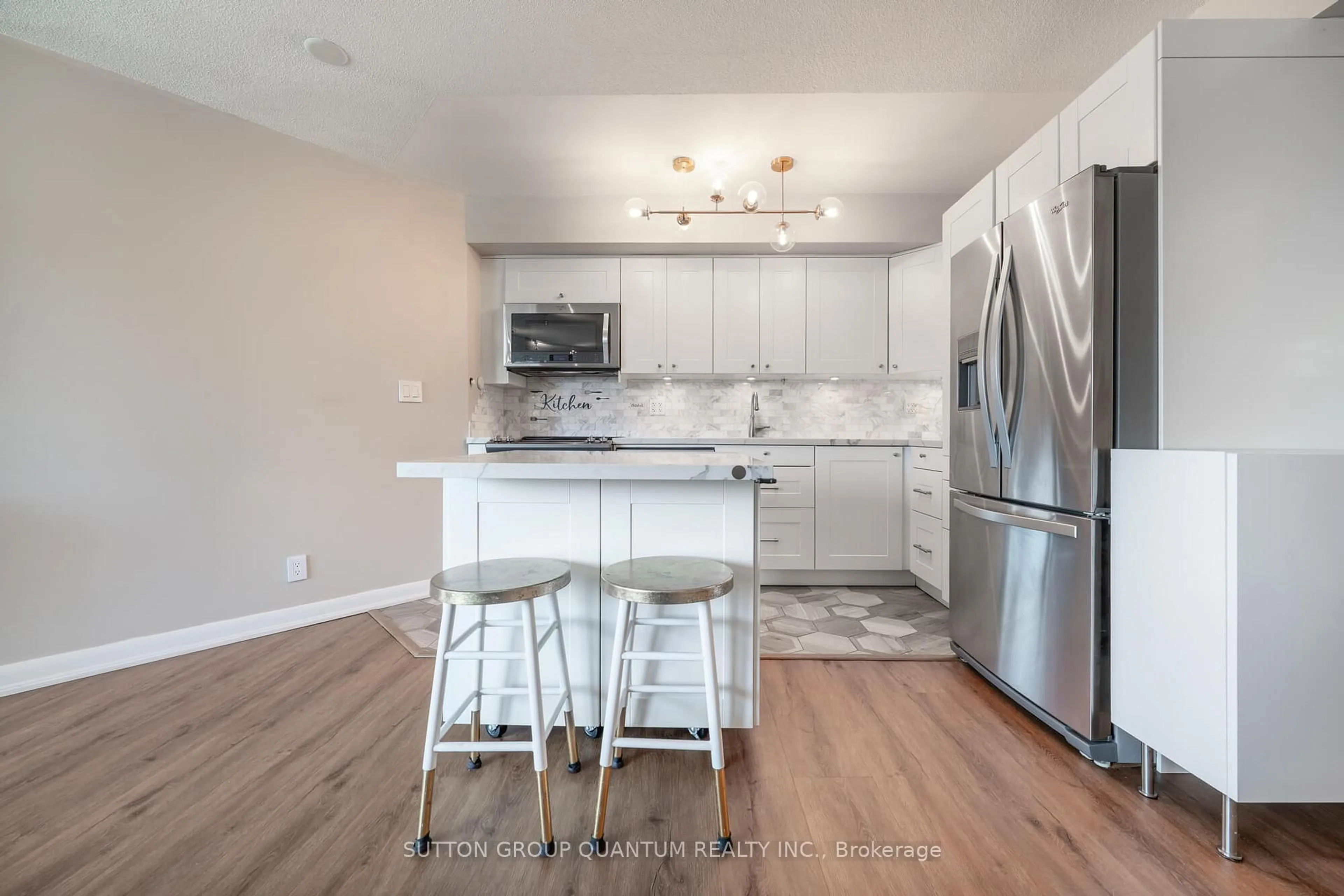 Open concept kitchen, wood/laminate floor for 600 Fleet St #507, Toronto Ontario M5V 1B7