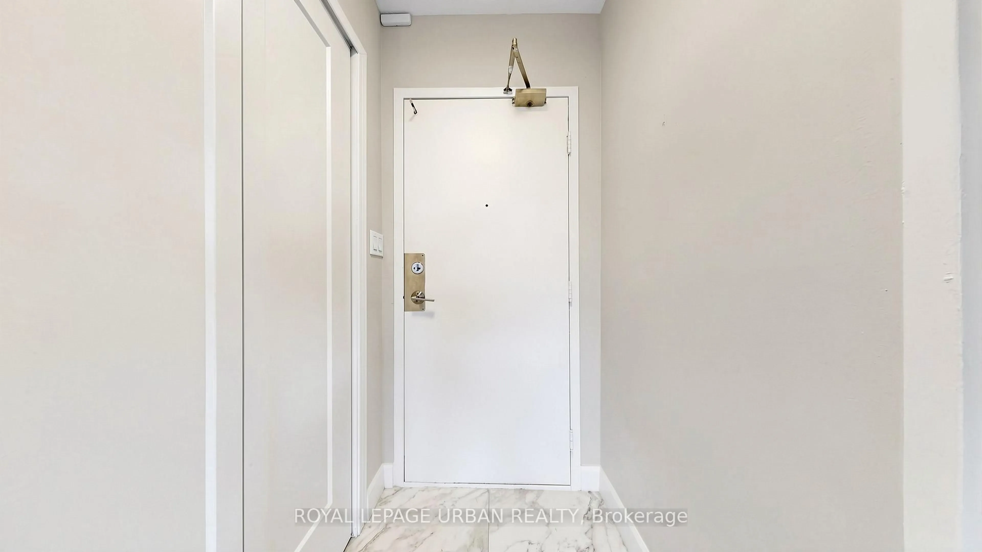 Indoor entryway for 60 Pavane Linkway #602, Toronto Ontario M3C 1A1