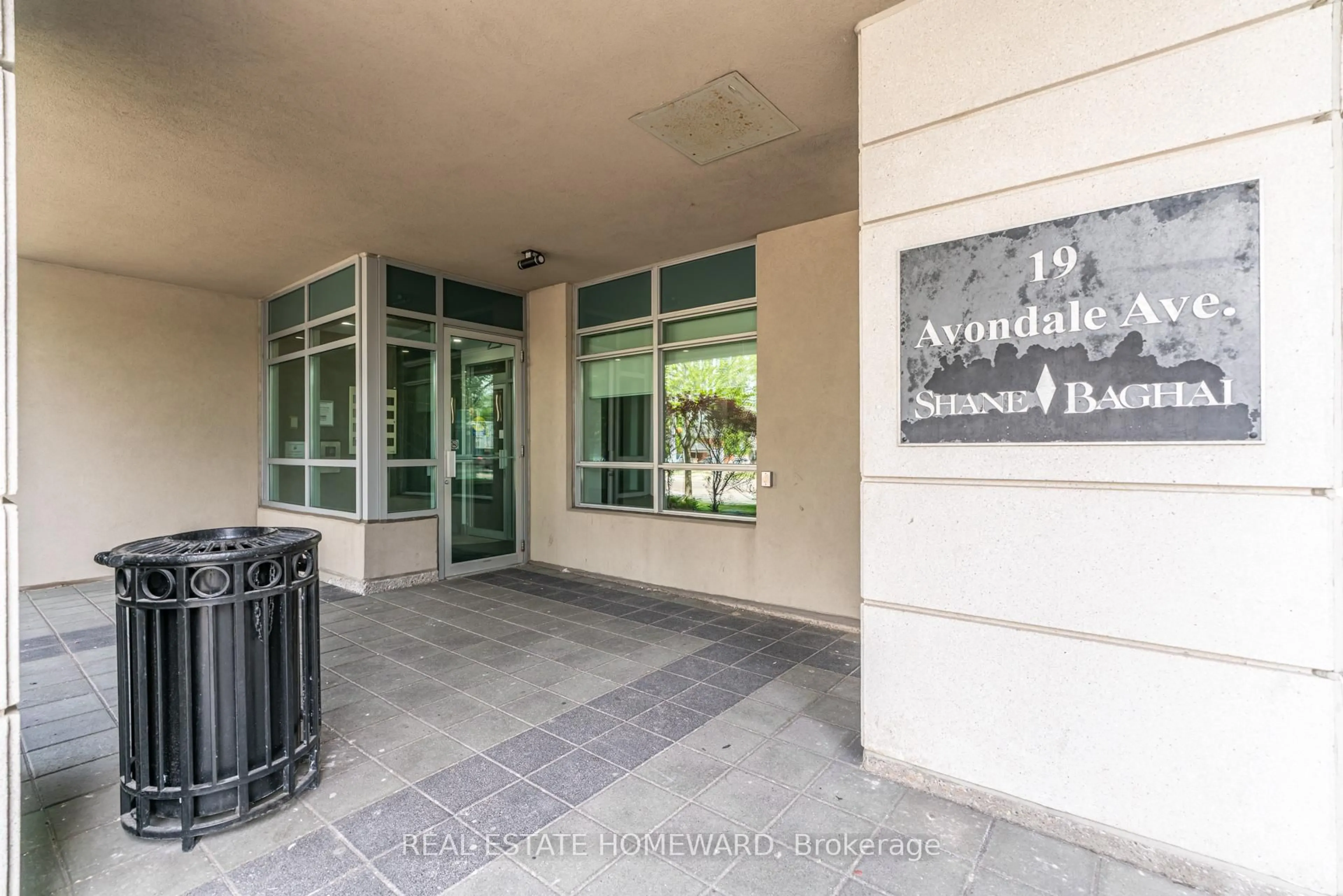 Indoor foyer for 19 Avondale Ave #Up01, Toronto Ontario M2N 2T6