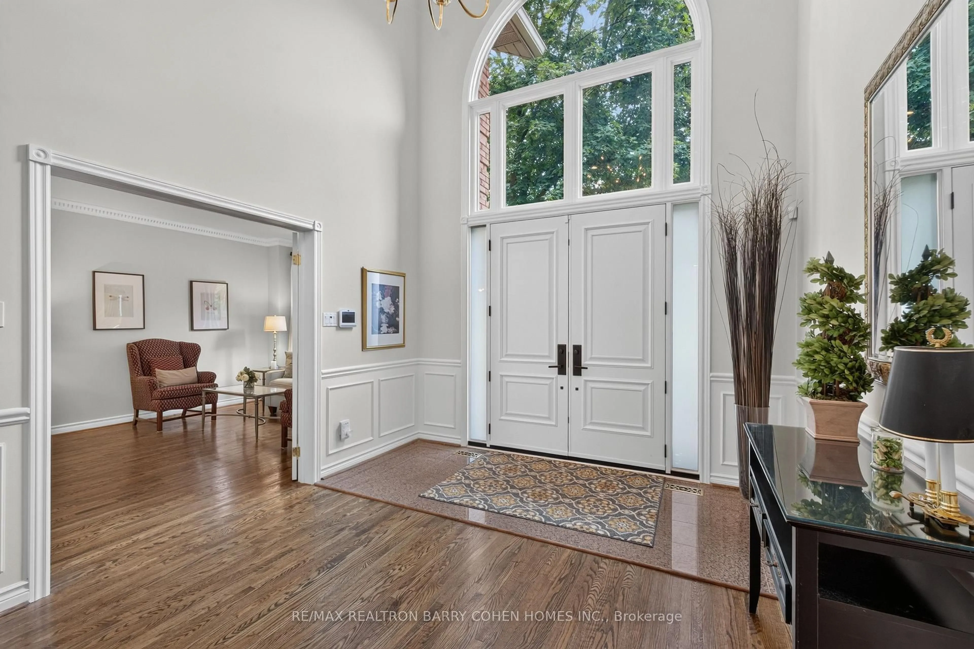 Indoor entryway for 110 Upper Canada Dr, Toronto Ontario M2P 1S4