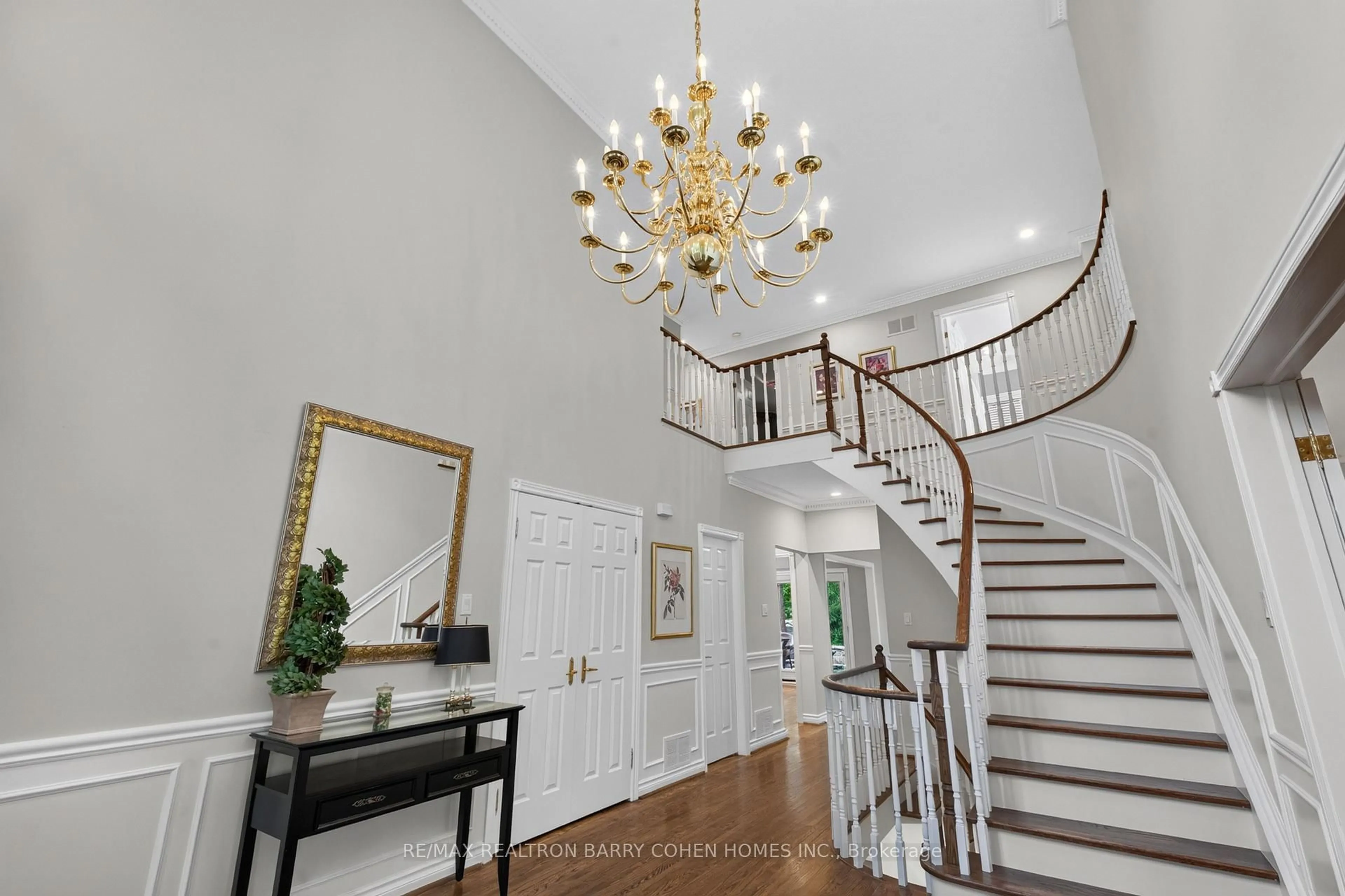 Indoor foyer for 110 Upper Canada Dr, Toronto Ontario M2P 1S4