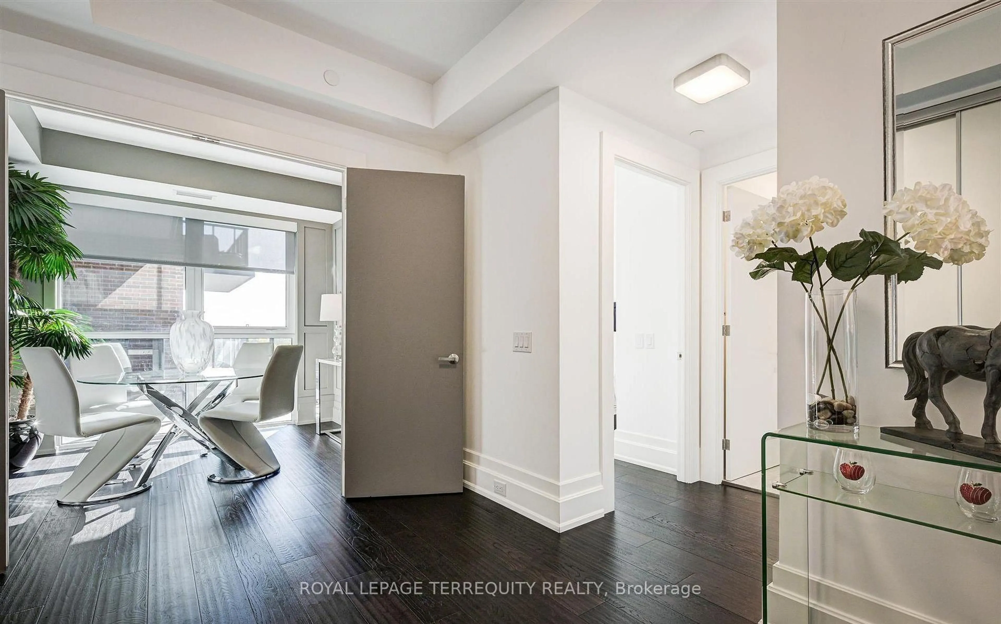 Indoor entryway for 3 Southvale Dr #401, Toronto Ontario M4G 1G1