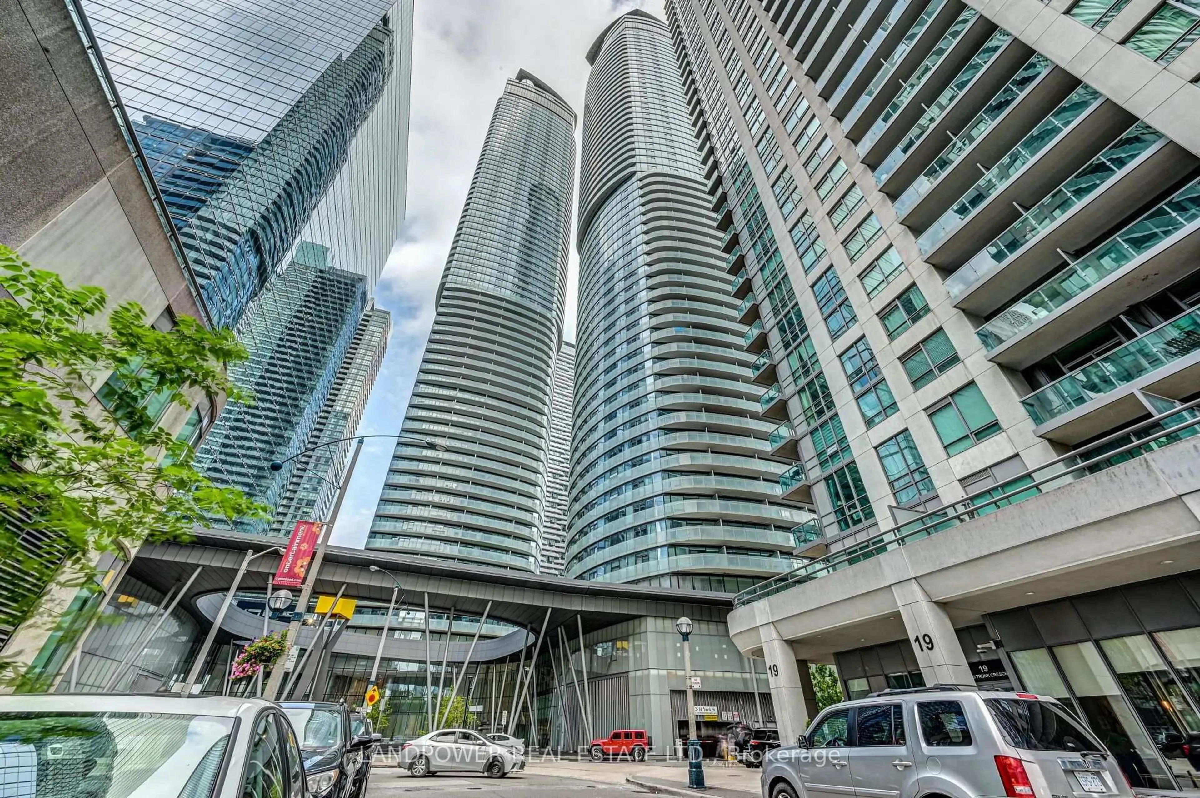 Indoor foyer for 12 York St #5101, Toronto Ontario M5J 0A9