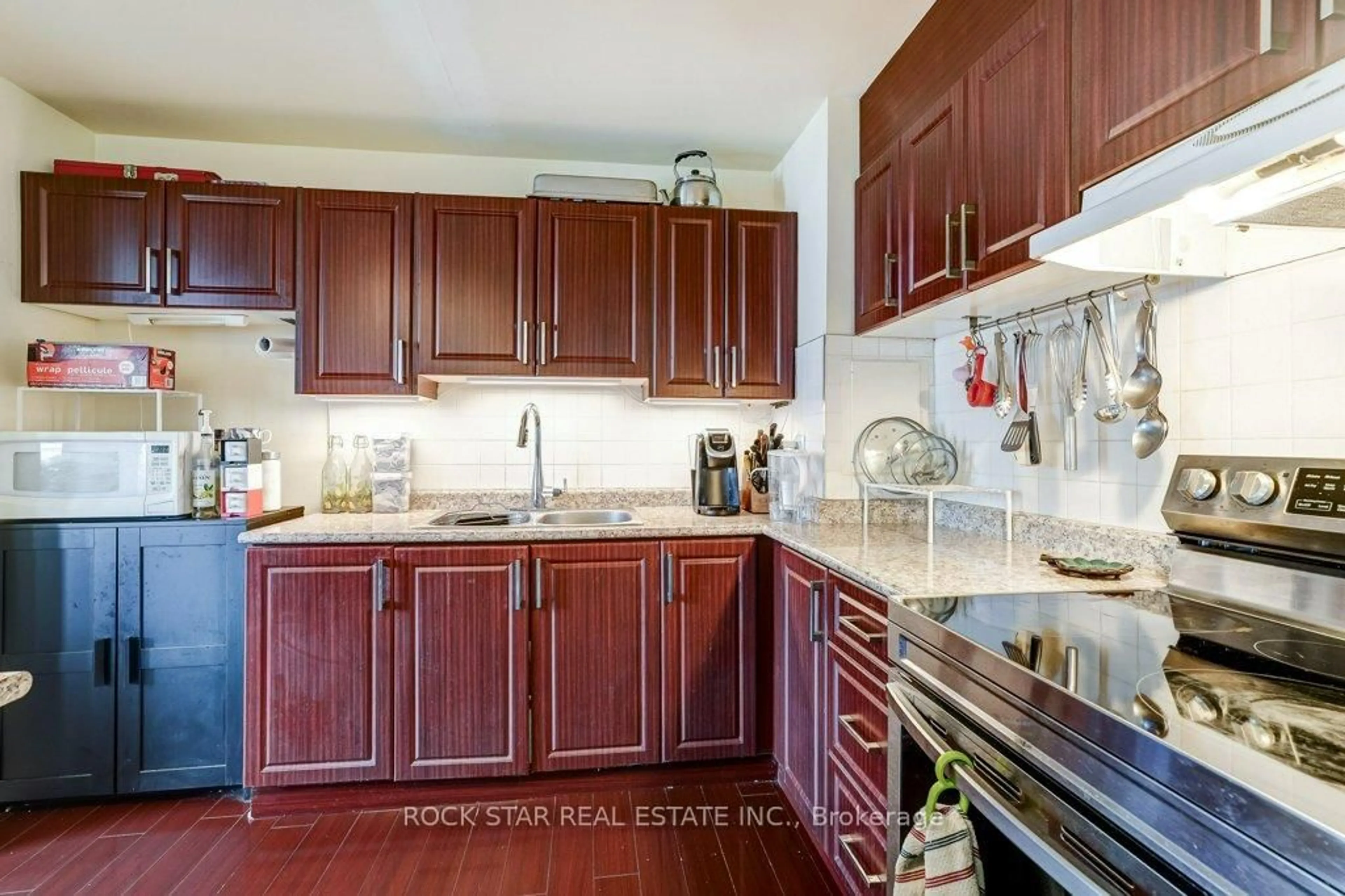 Standard kitchen, ceramic/tile floor for 10 Sunny Glwy #1711, Toronto Ontario M3C 2Z3