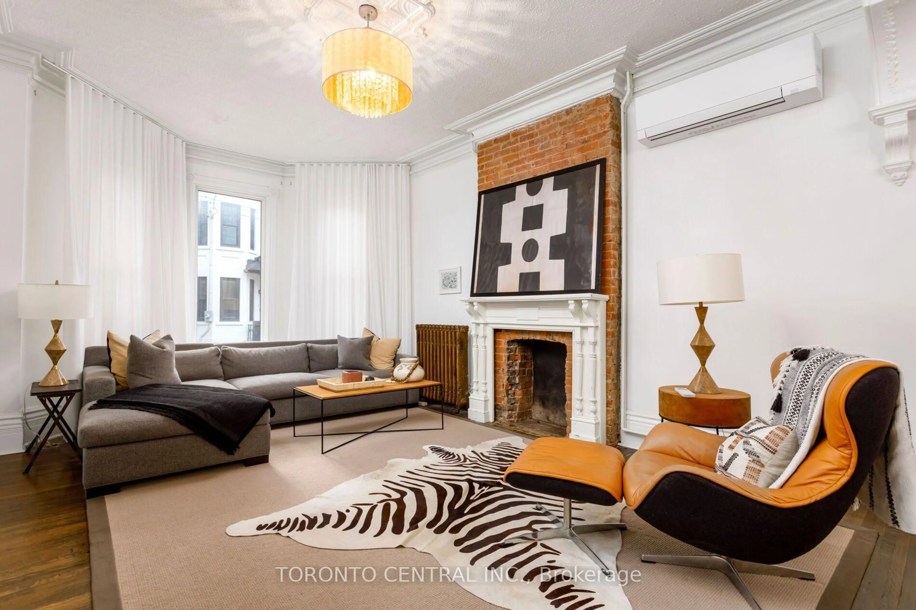 Living room with furniture, unknown for 24 Manning Ave, Toronto Ontario M6J 2K4