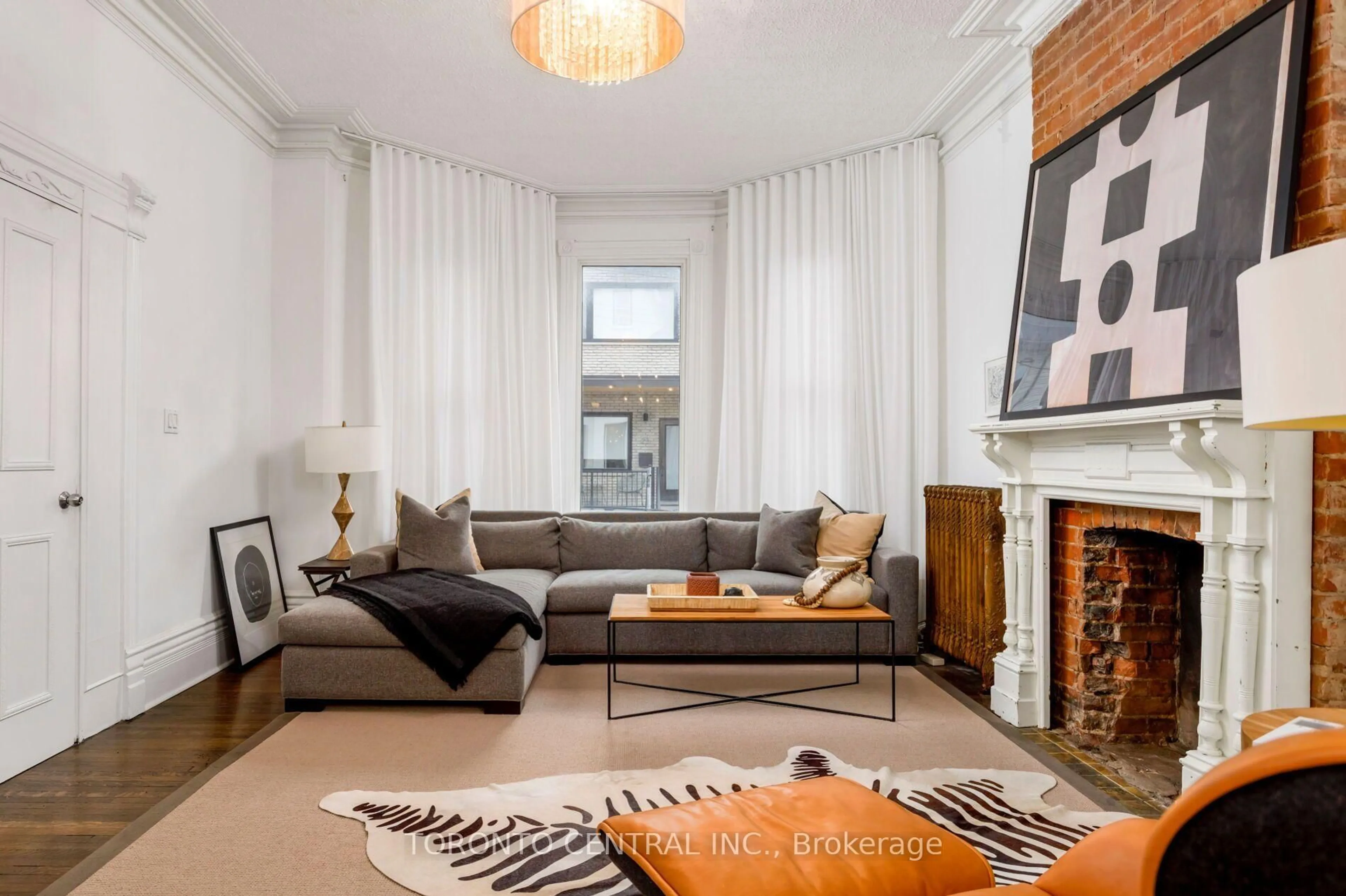 Living room with furniture, unknown for 24 Manning Ave, Toronto Ontario M6J 2K4