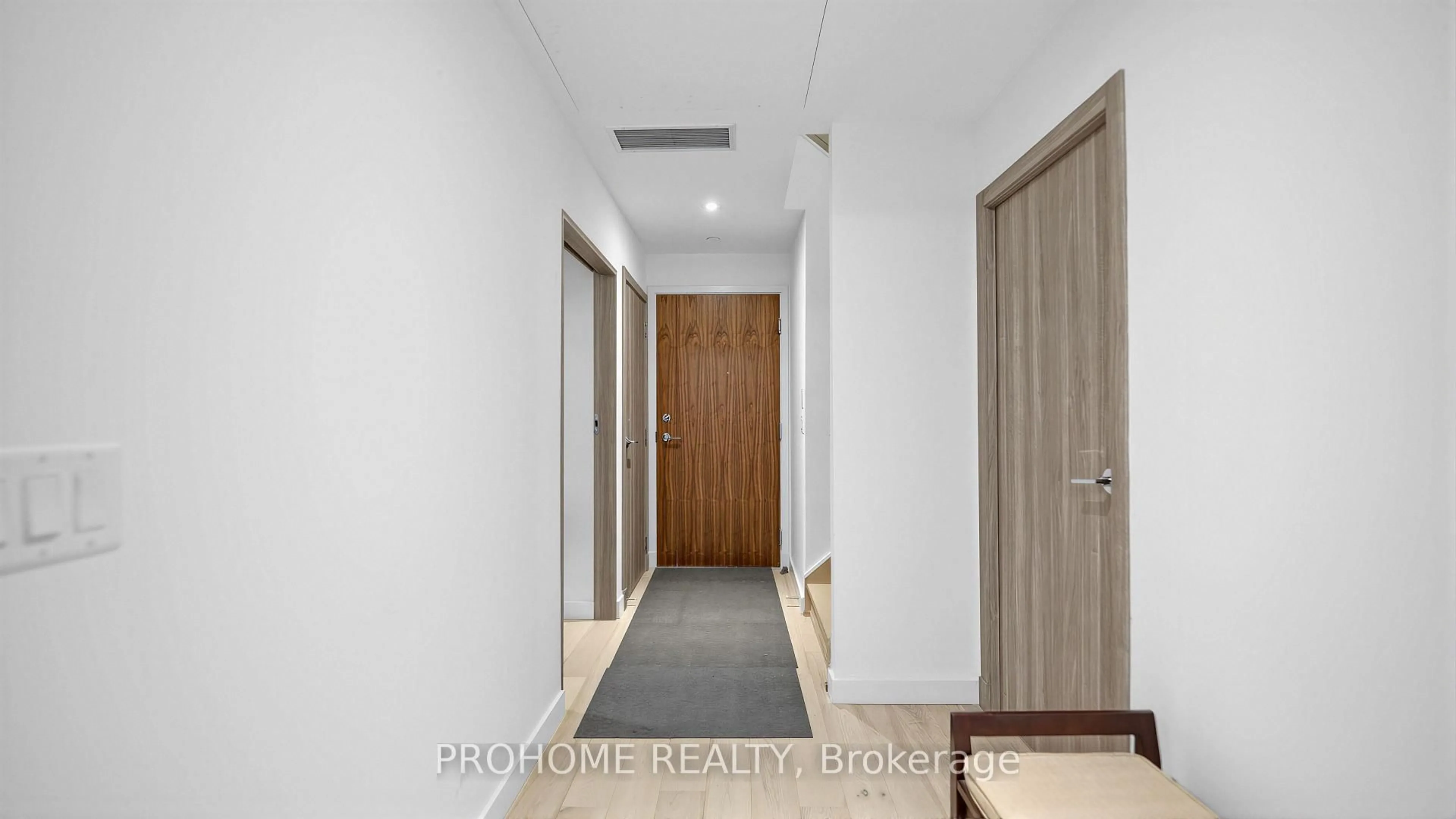 Indoor foyer for 27 McMahon Dr #111, Toronto Ontario M2K 0J2