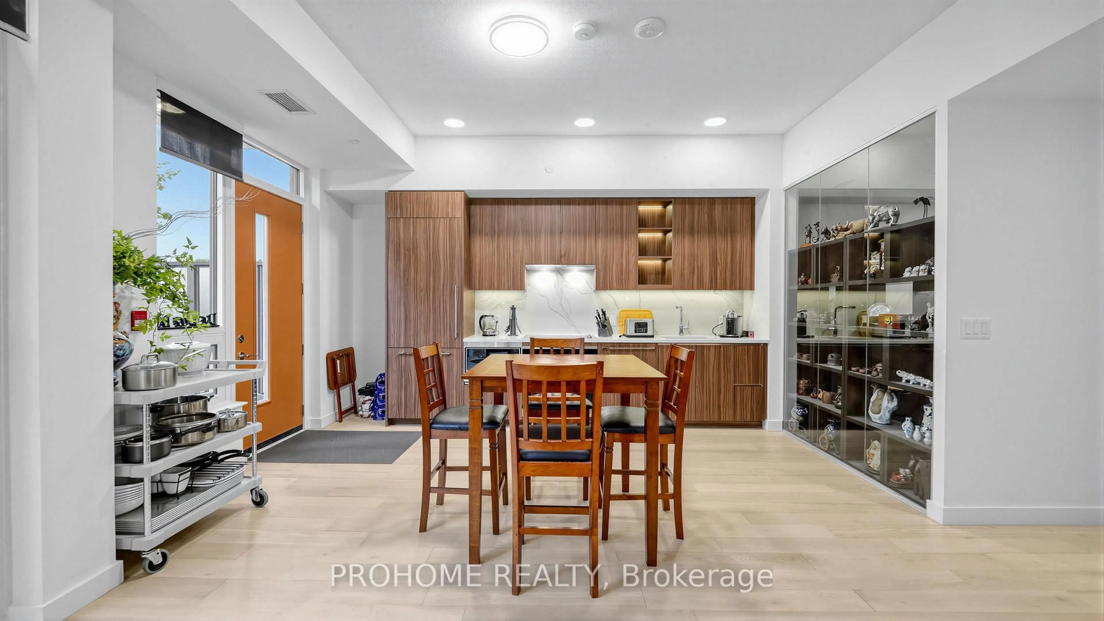 Open concept kitchen, ceramic/tile floor for 27 McMahon Dr #111, Toronto Ontario M2K 0J2
