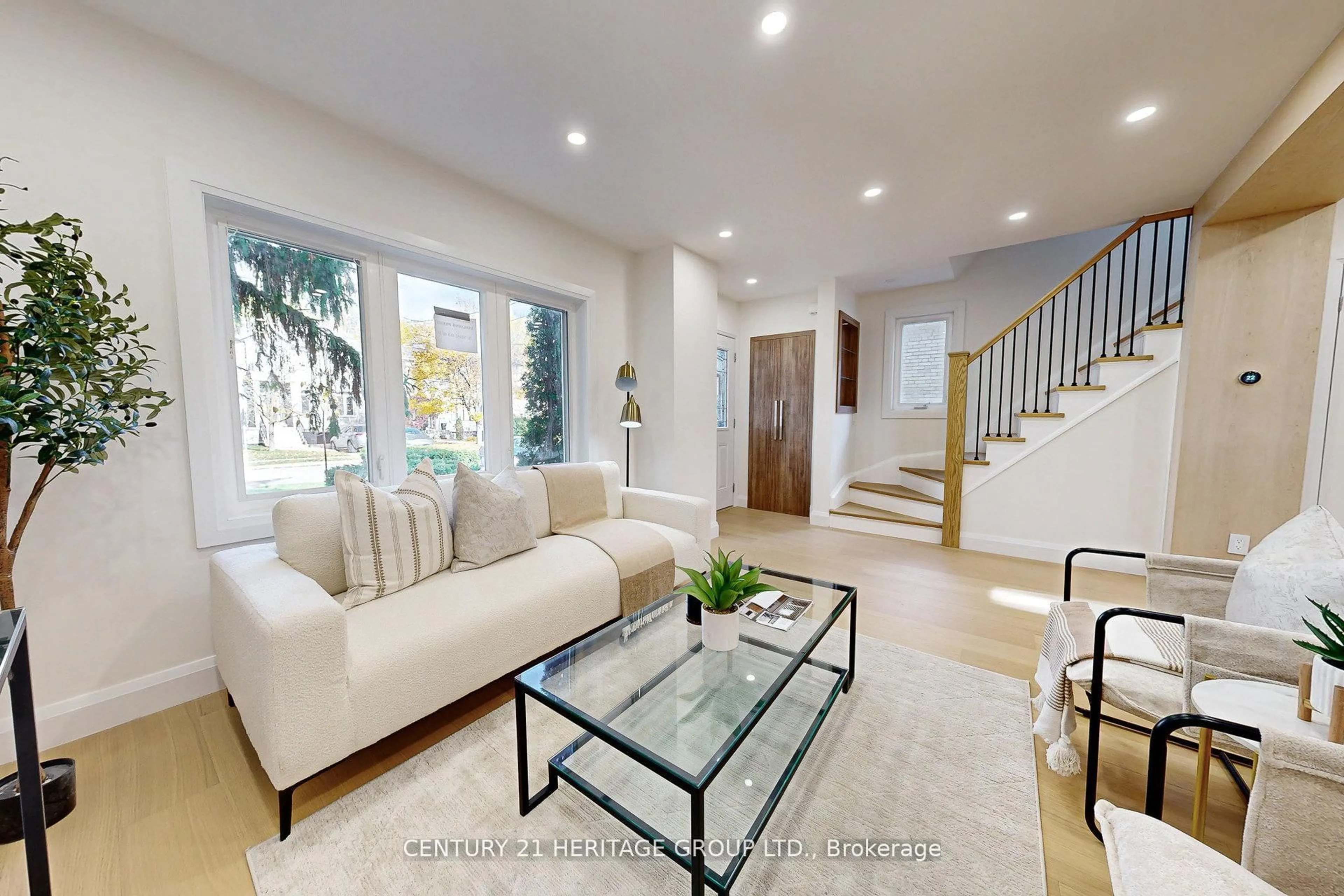 Living room with furniture, unknown for 547 Melrose Ave, Toronto Ontario M5M 2A4