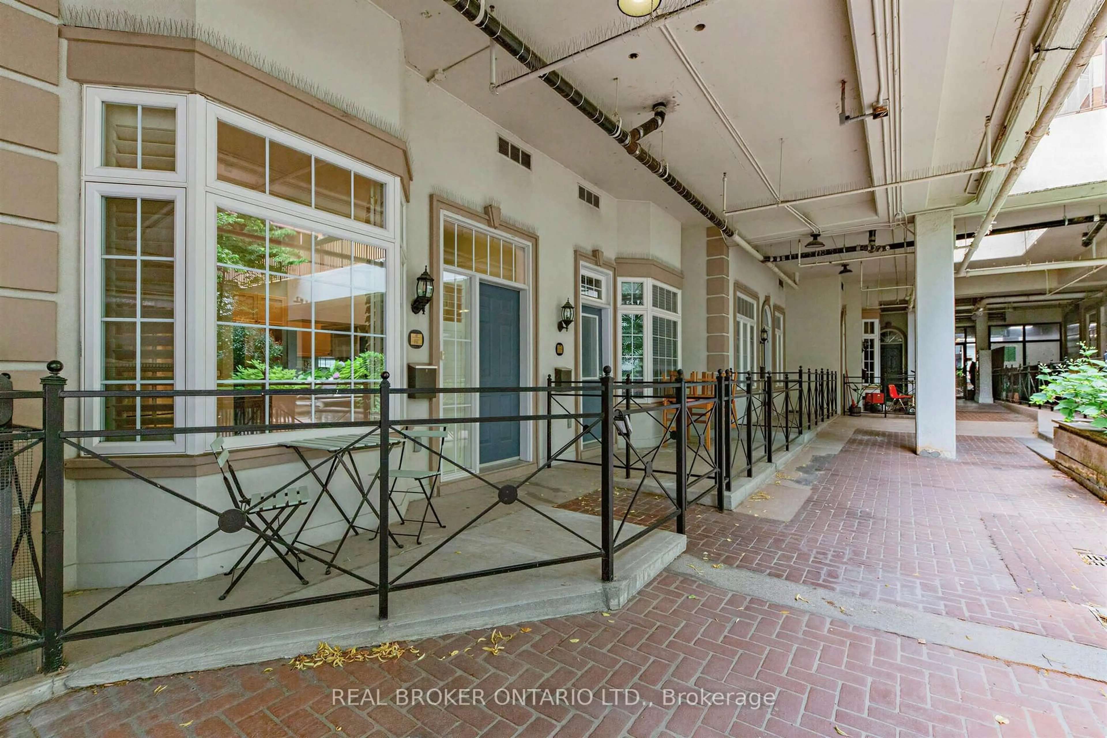 Indoor foyer for 71 Mccaul St #141, Toronto Ontario M5T 2X1