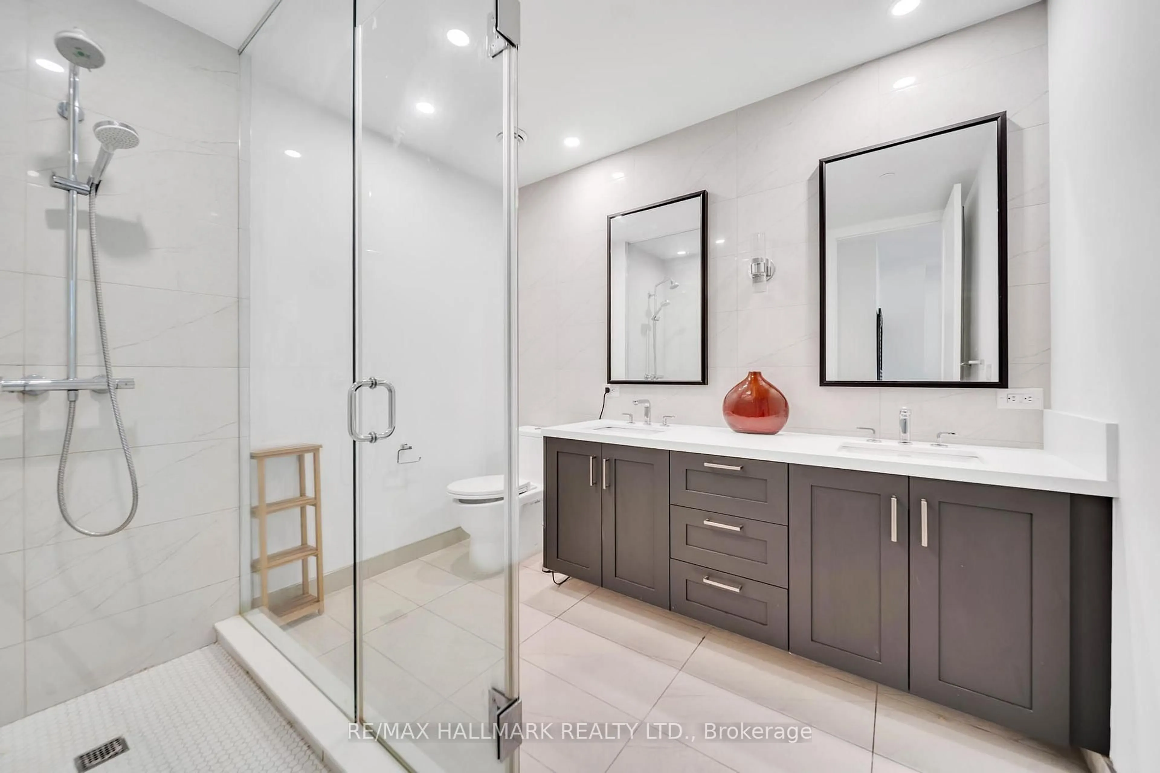 Contemporary bathroom, ceramic/tile floor for 280 Howland Ave #GPH22, Toronto Ontario M5R 0C3