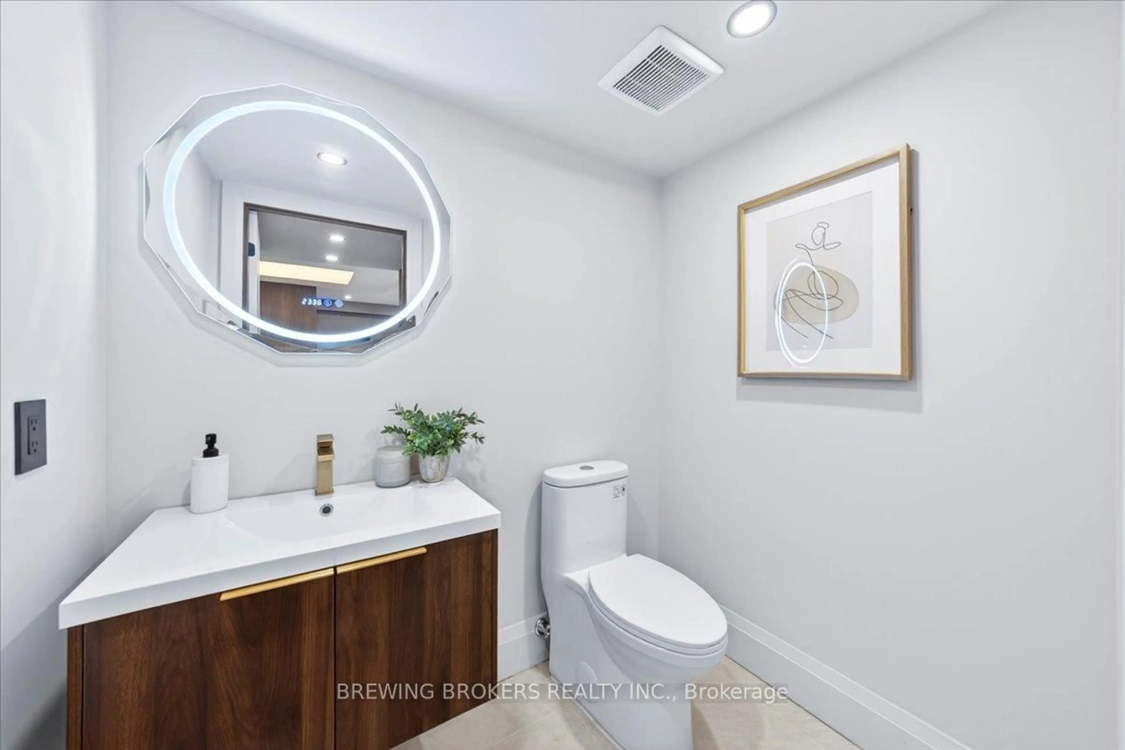Standard bathroom, ceramic/tile floor for 3600 Yonge St #737, Toronto Ontario M4N 2N6