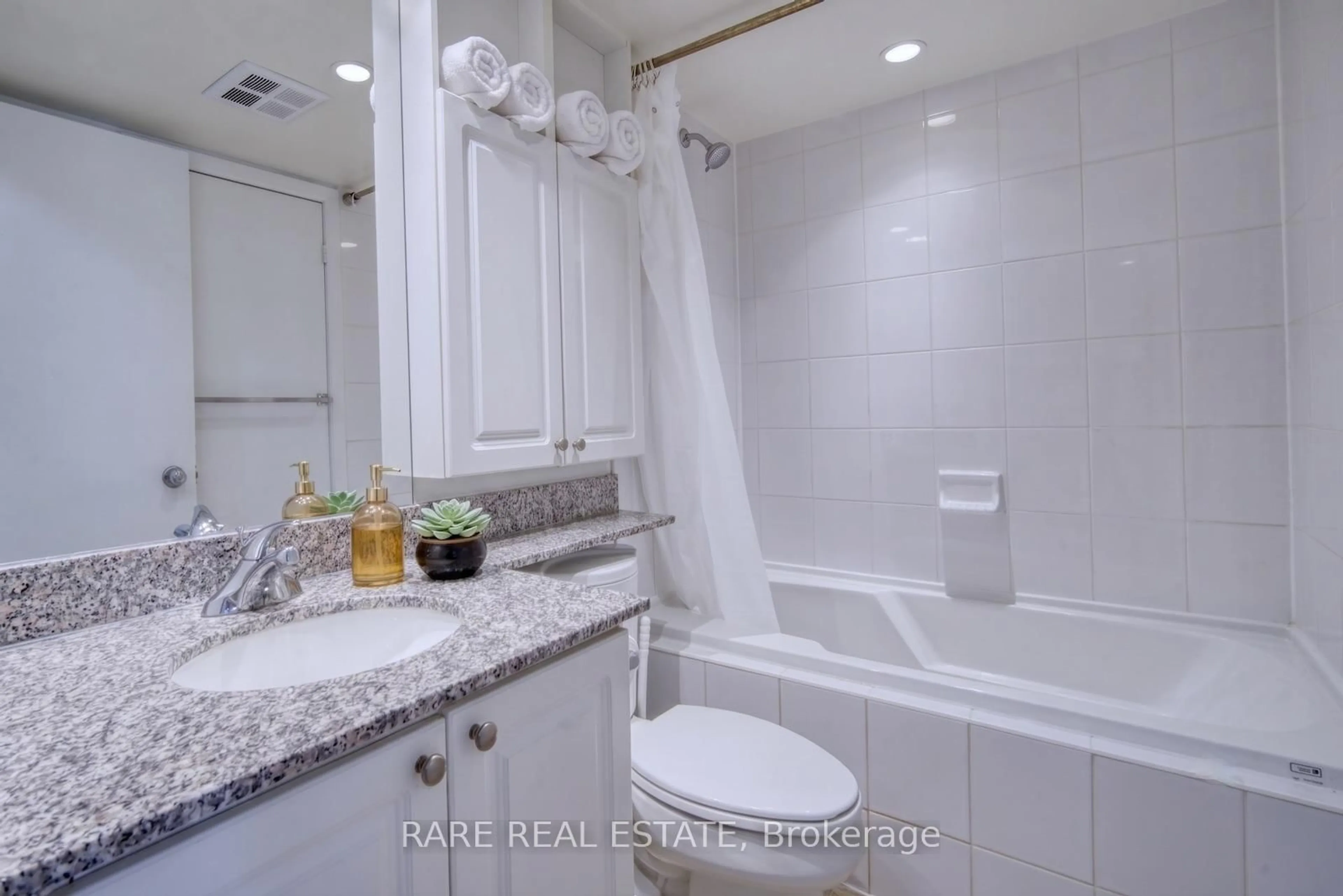 Standard bathroom, ceramic/tile floor for 8 Park Rd #2209, Toronto Ontario M4W 3S5