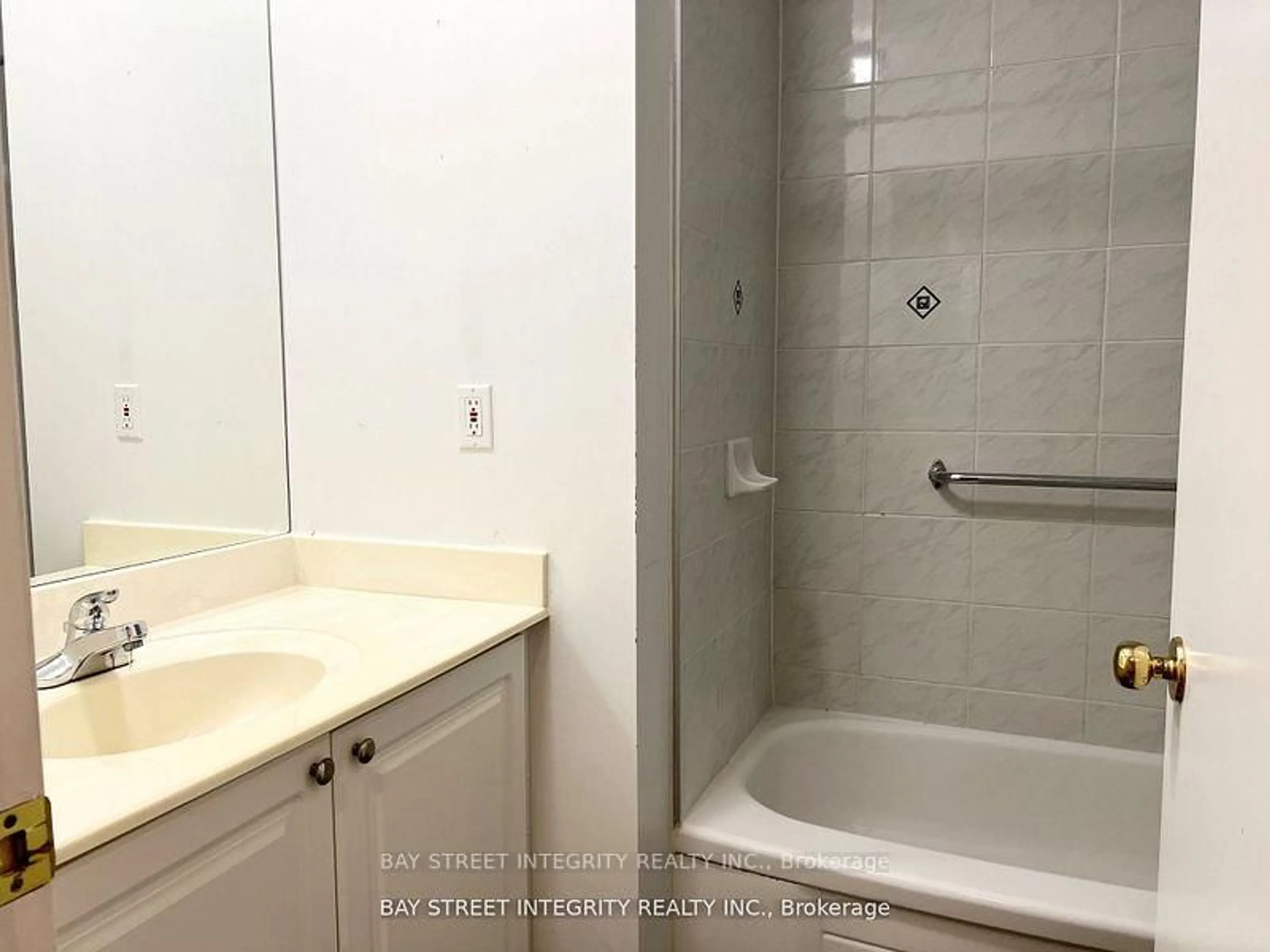 Standard bathroom, unknown for 7 King St #917, Toronto Ontario M5C 1B2