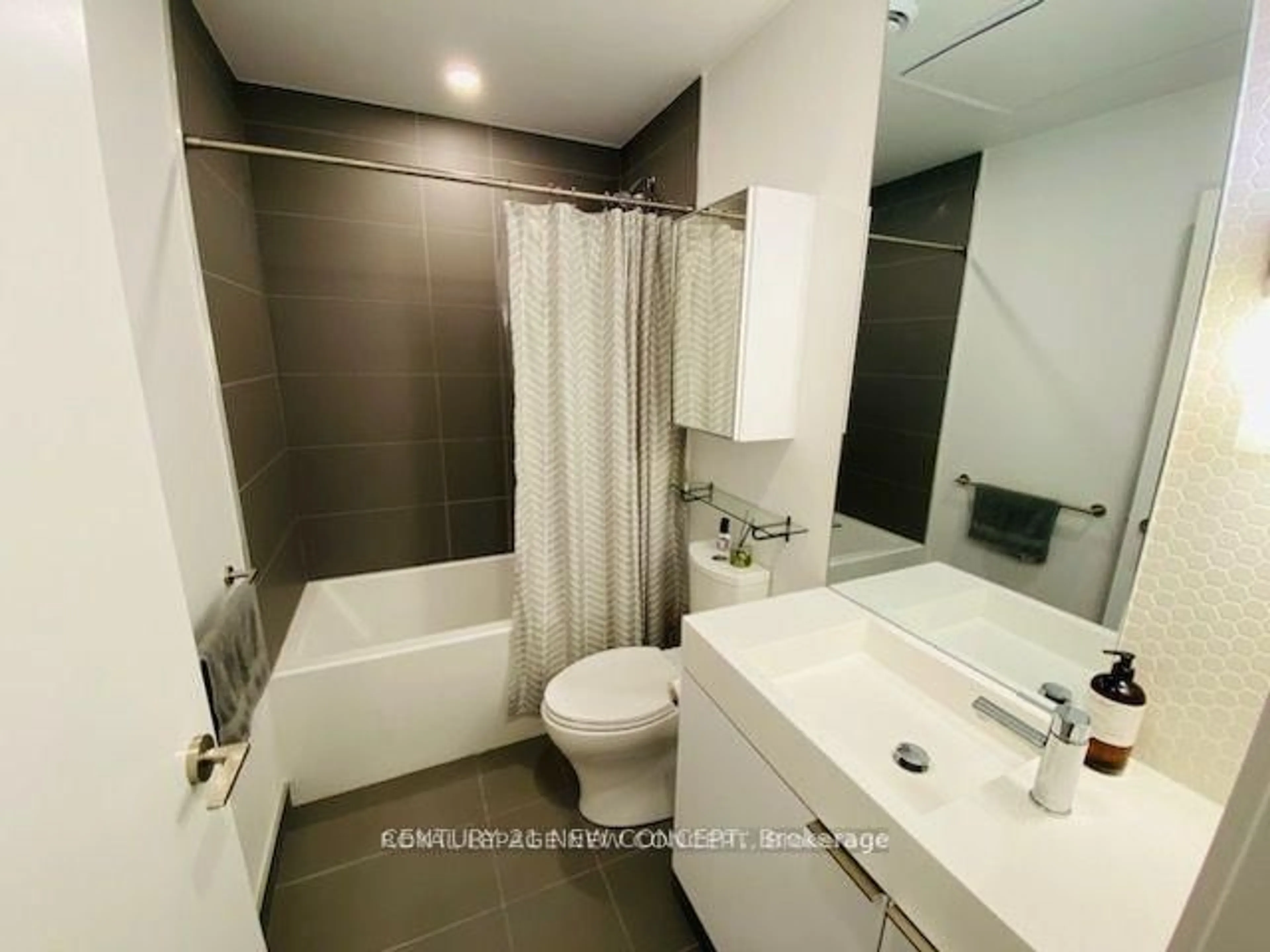 Standard bathroom, ceramic/tile floor for 33 Helendale Ave #701, Toronto Ontario M4R 0A4
