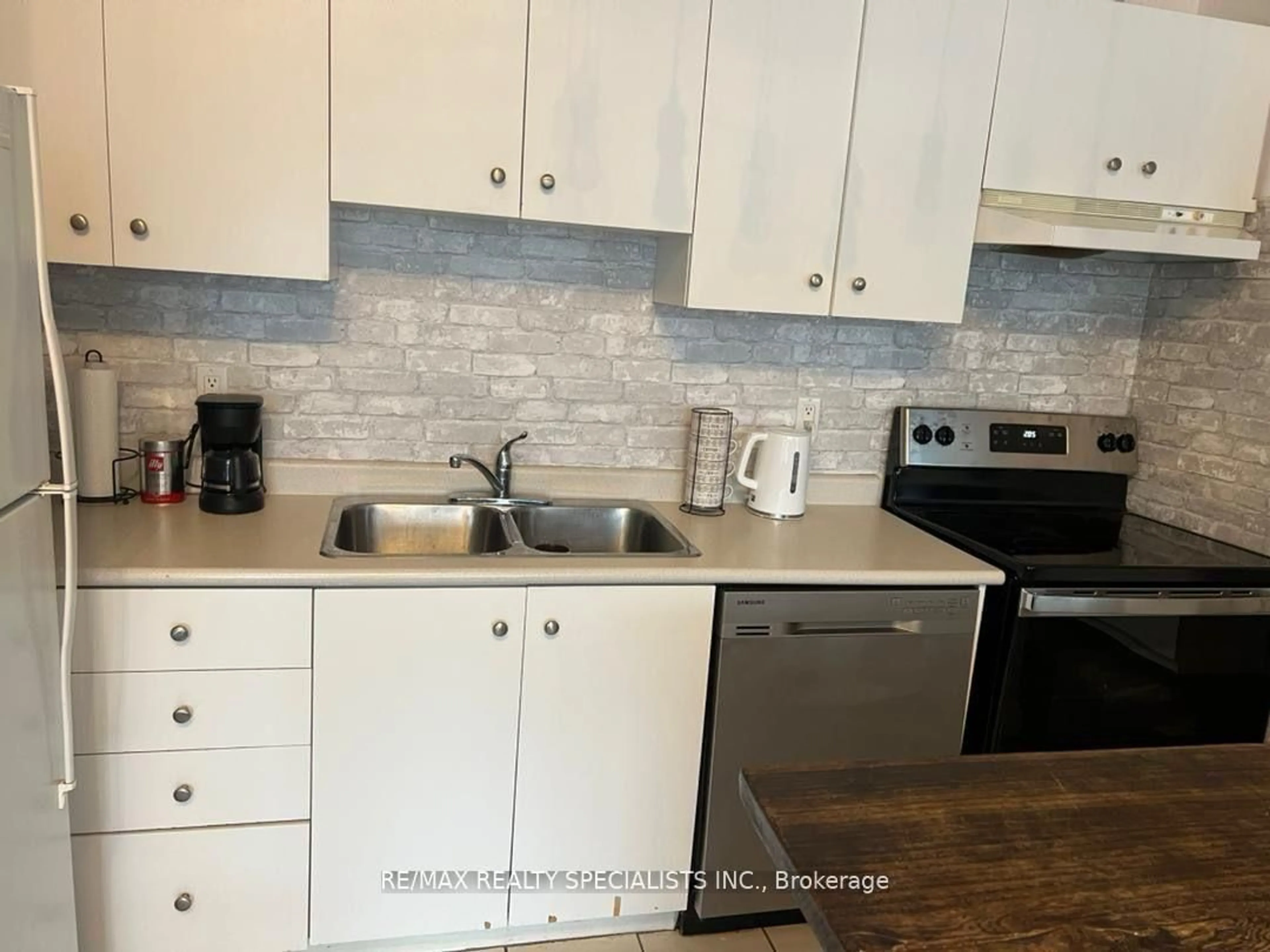 Standard kitchen, ceramic/tile floor for 700 King St #519, Toronto Ontario M5V 2Y6