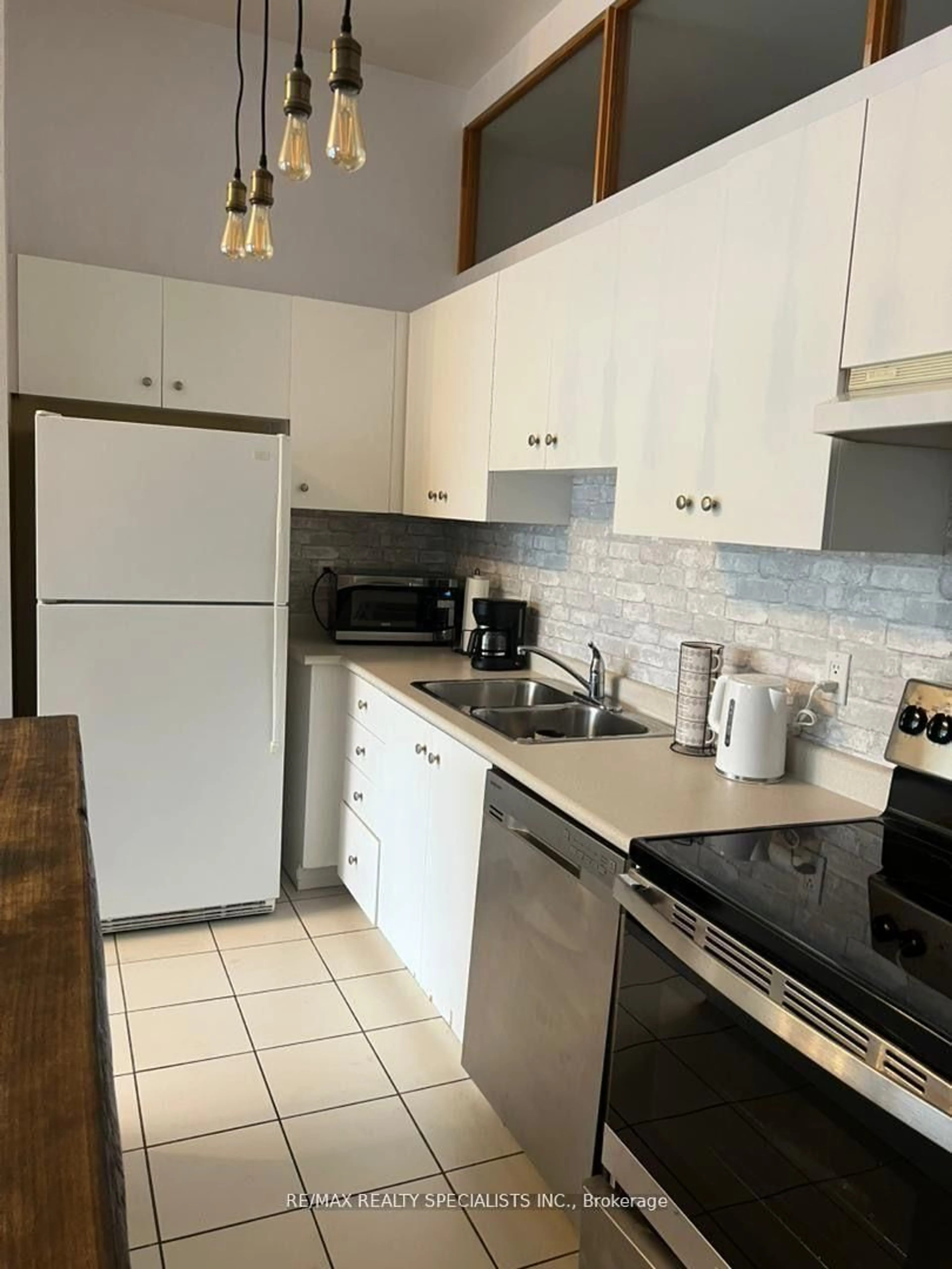 Standard kitchen, ceramic/tile floor for 700 King St #519, Toronto Ontario M5V 2Y6