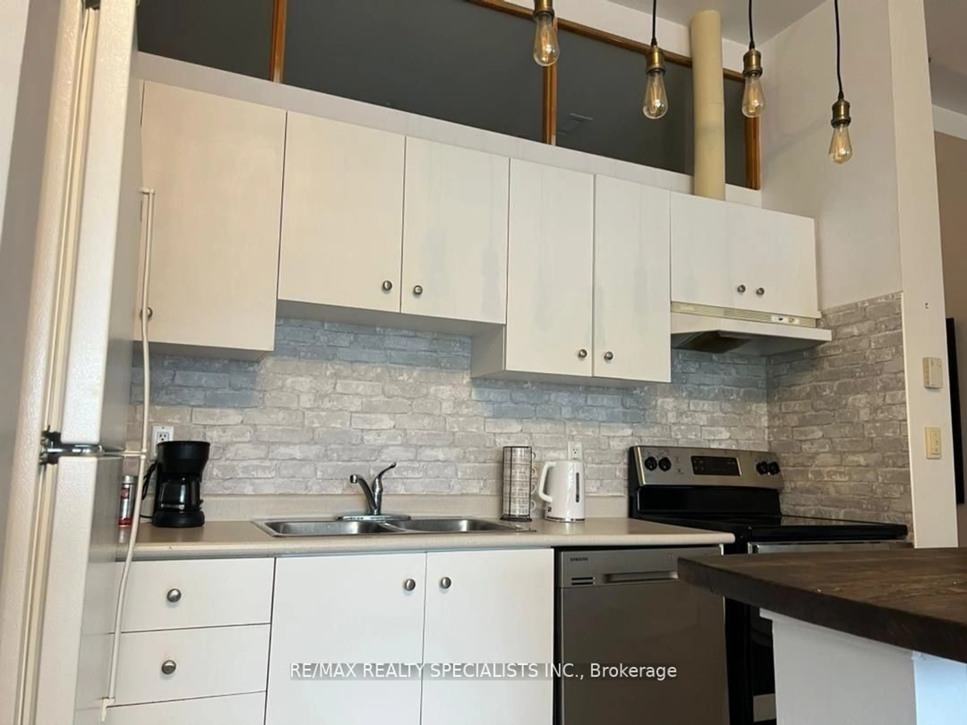 Contemporary kitchen, ceramic/tile floor for 700 King St #519, Toronto Ontario M5V 2Y6