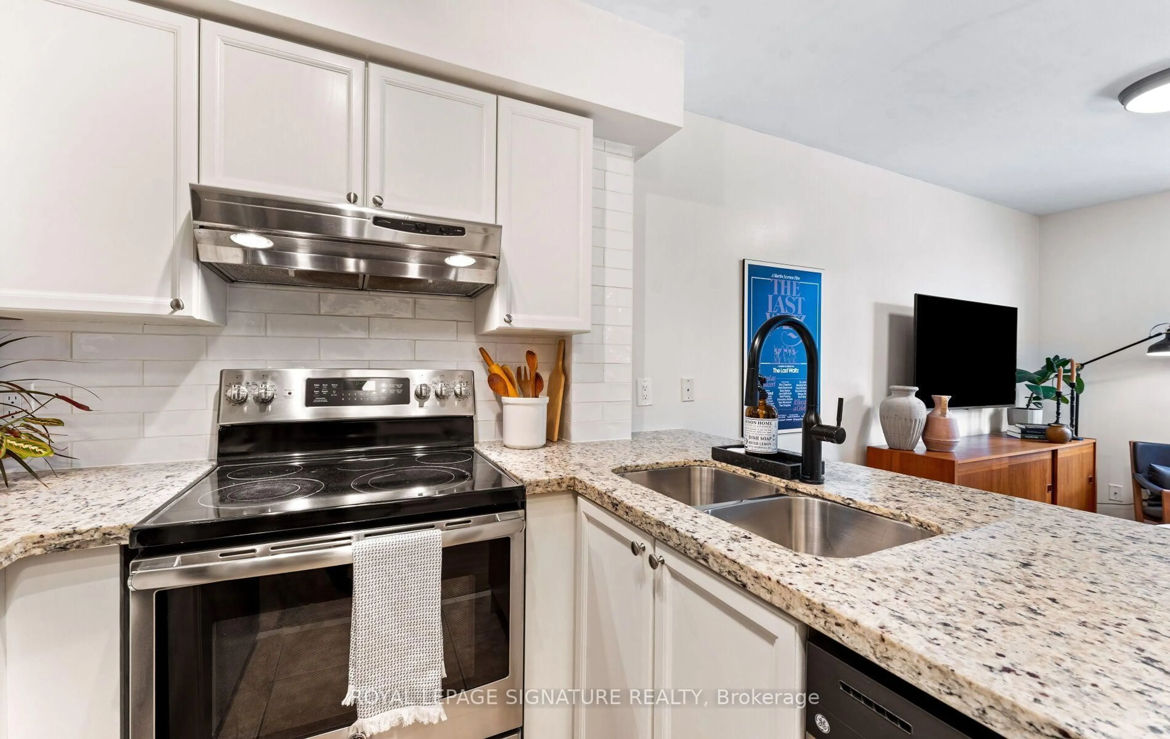 Open concept kitchen, ceramic/tile floor for 35 Sudbury St #3507, Toronto Ontario M6J 3W6