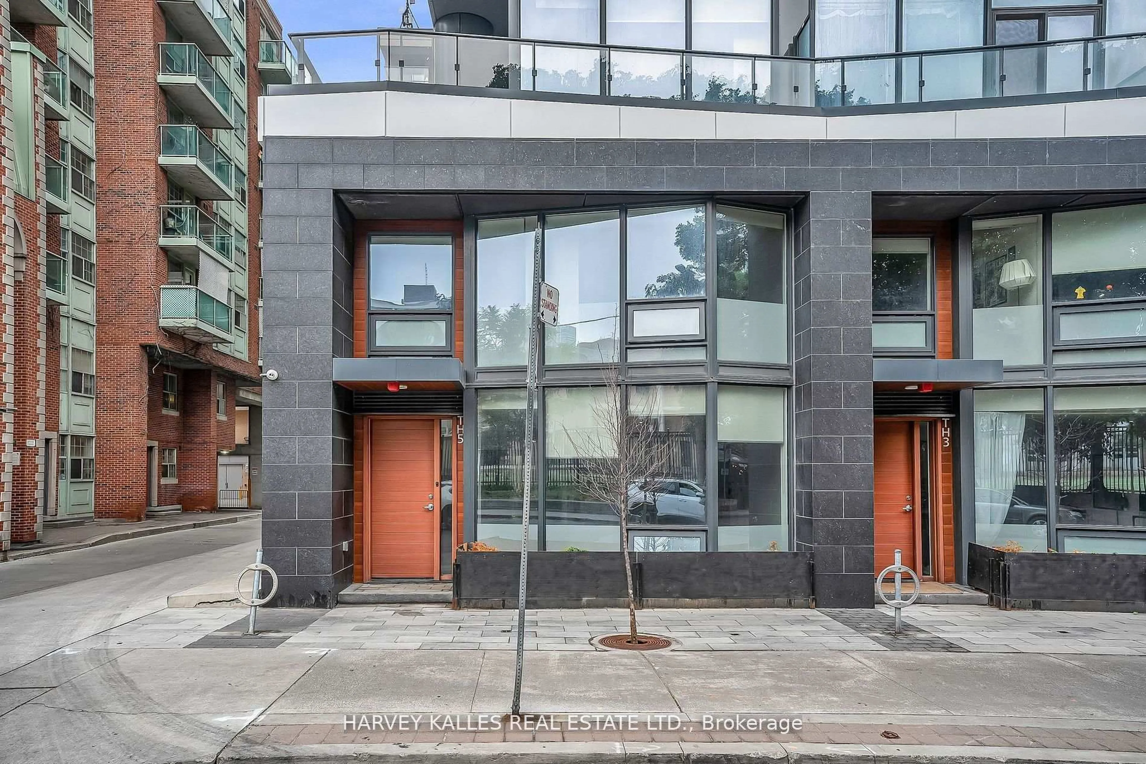Indoor foyer for 85 Wood St #TH5, Toronto Ontario M4Y 0E8