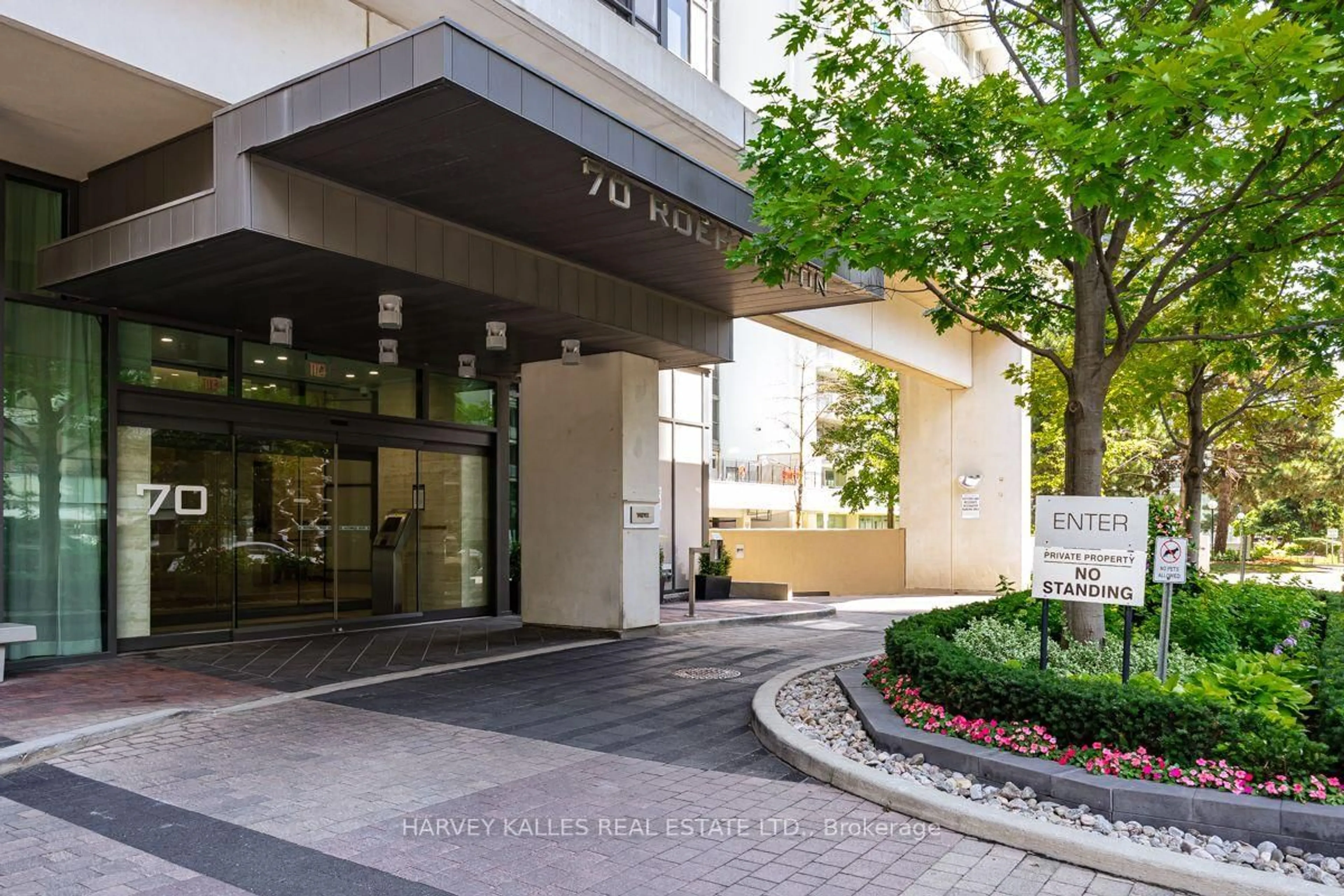 Indoor foyer for 70 Roehampton Ave #813, Toronto Ontario M4P 1R2