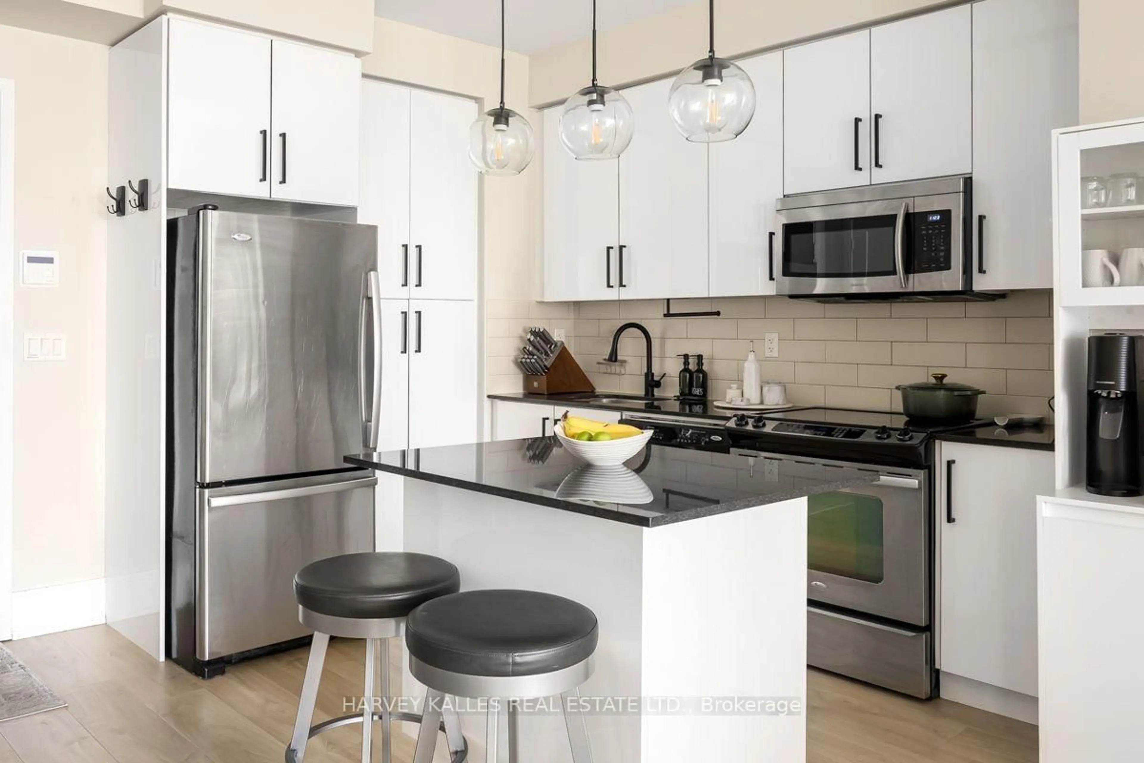 Contemporary kitchen, ceramic/tile floor for 70 Roehampton Ave #813, Toronto Ontario M4P 1R2