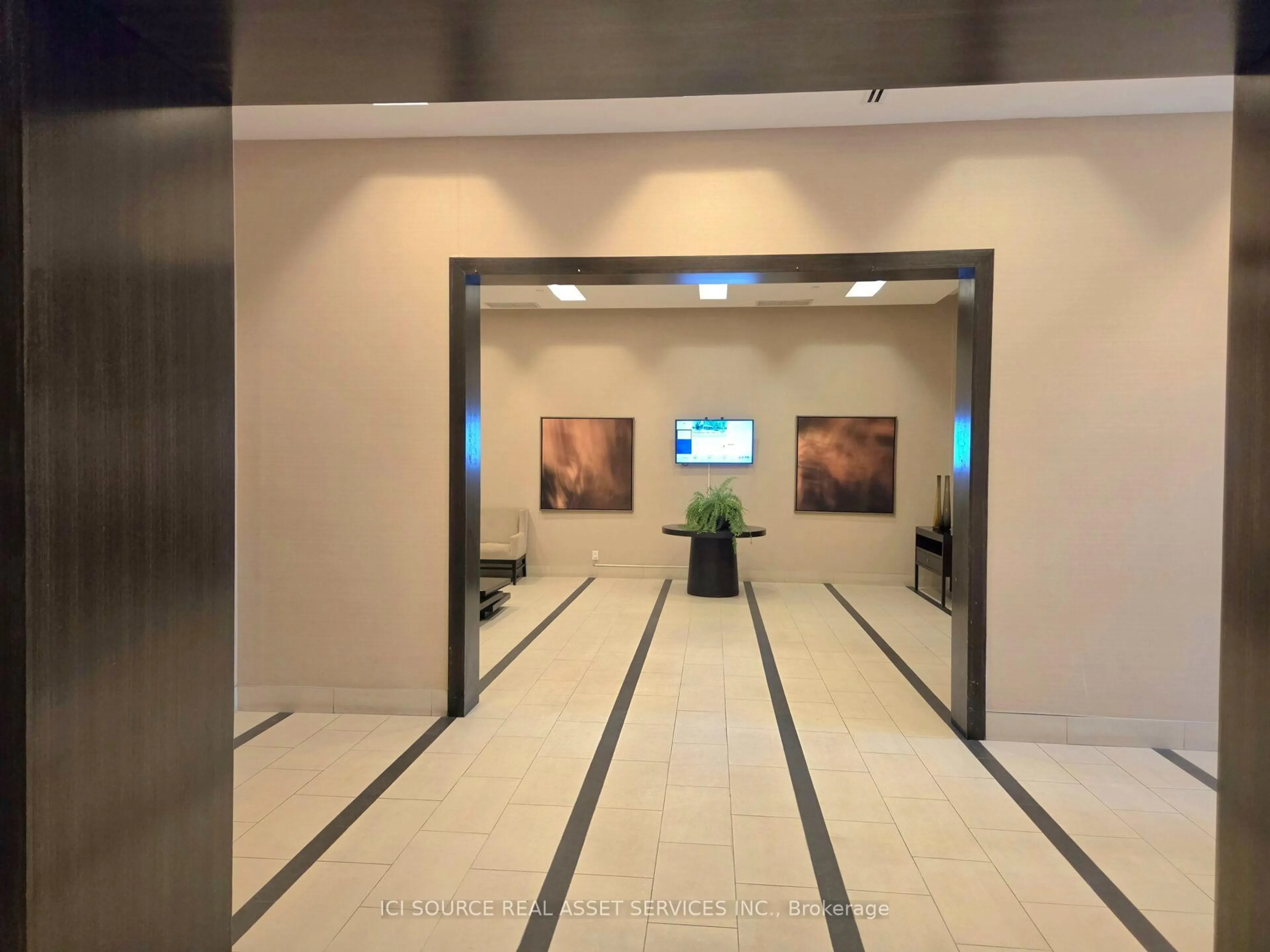 Indoor foyer for 2035 Sheppard Ave #221, Toronto Ontario M2J 0A8