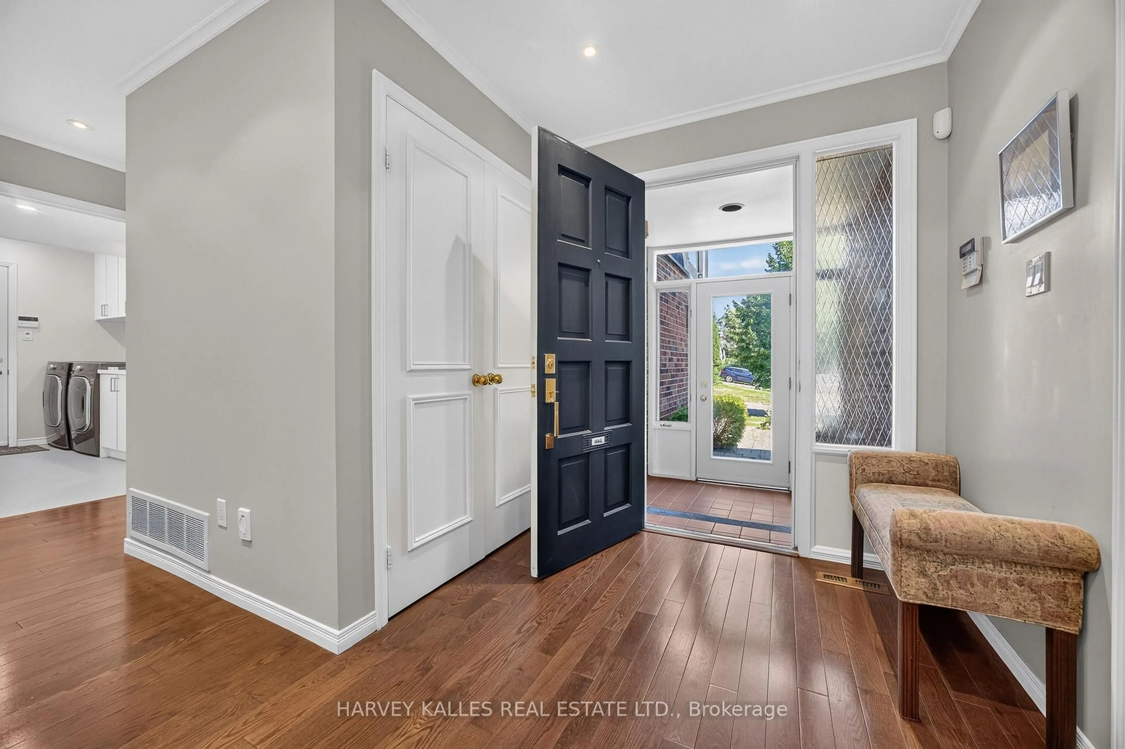 Indoor entryway for 23 Pinnacle Rd, Toronto Ontario M2L 2V6