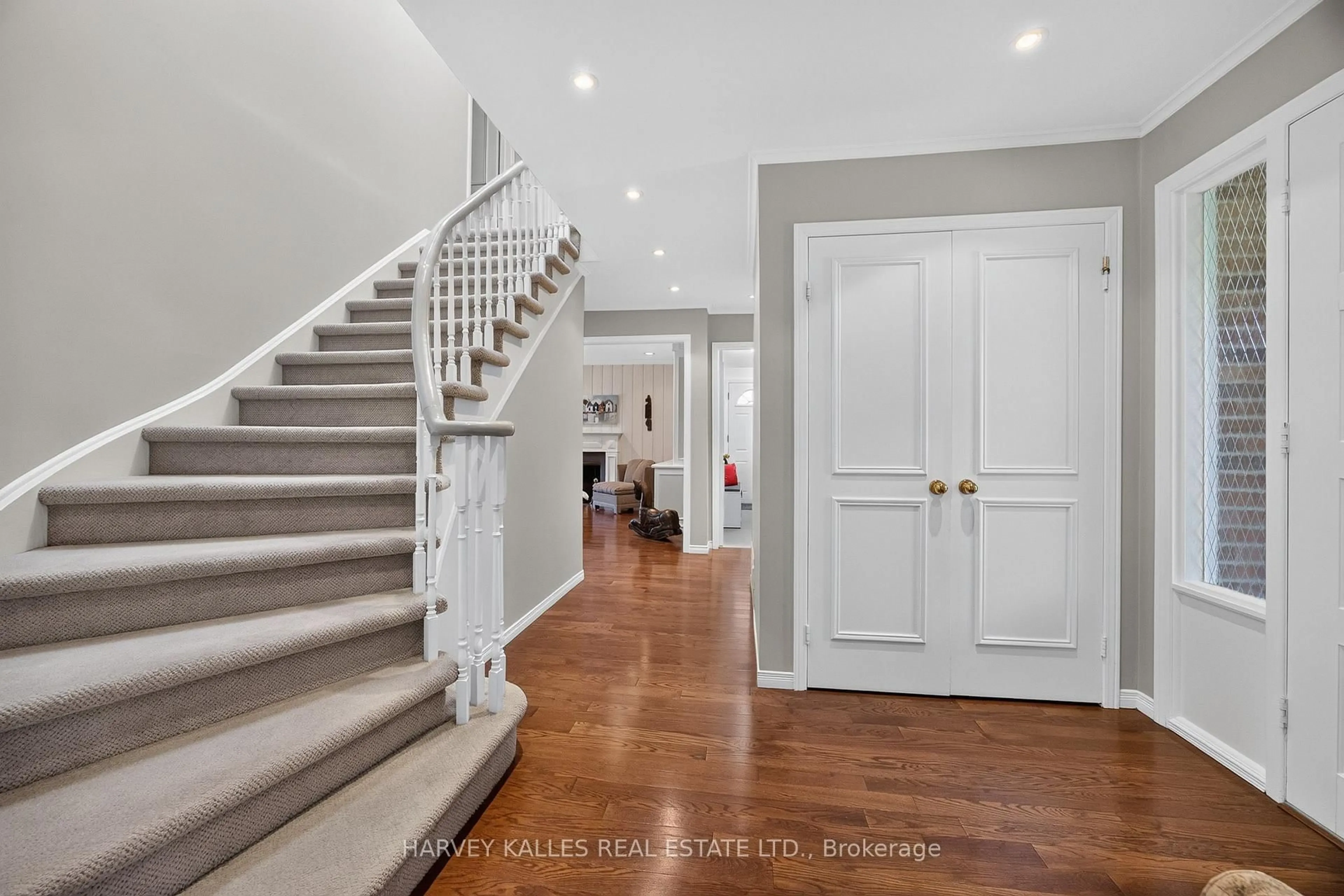 Indoor entryway for 23 Pinnacle Rd, Toronto Ontario M2L 2V6