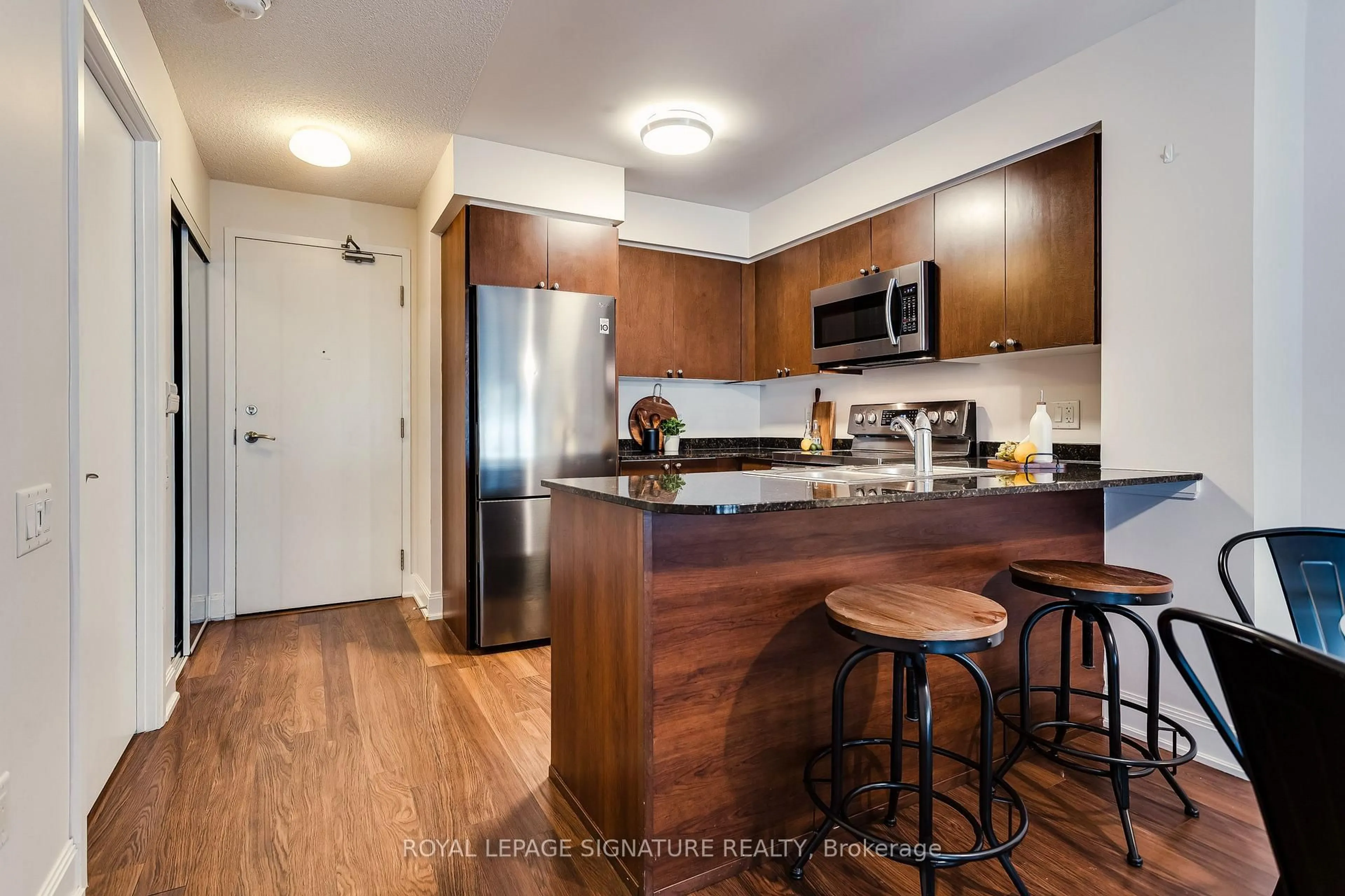Open concept kitchen, wood/laminate floor for 2191 Yonge St #910, Toronto Ontario M4S 3H8