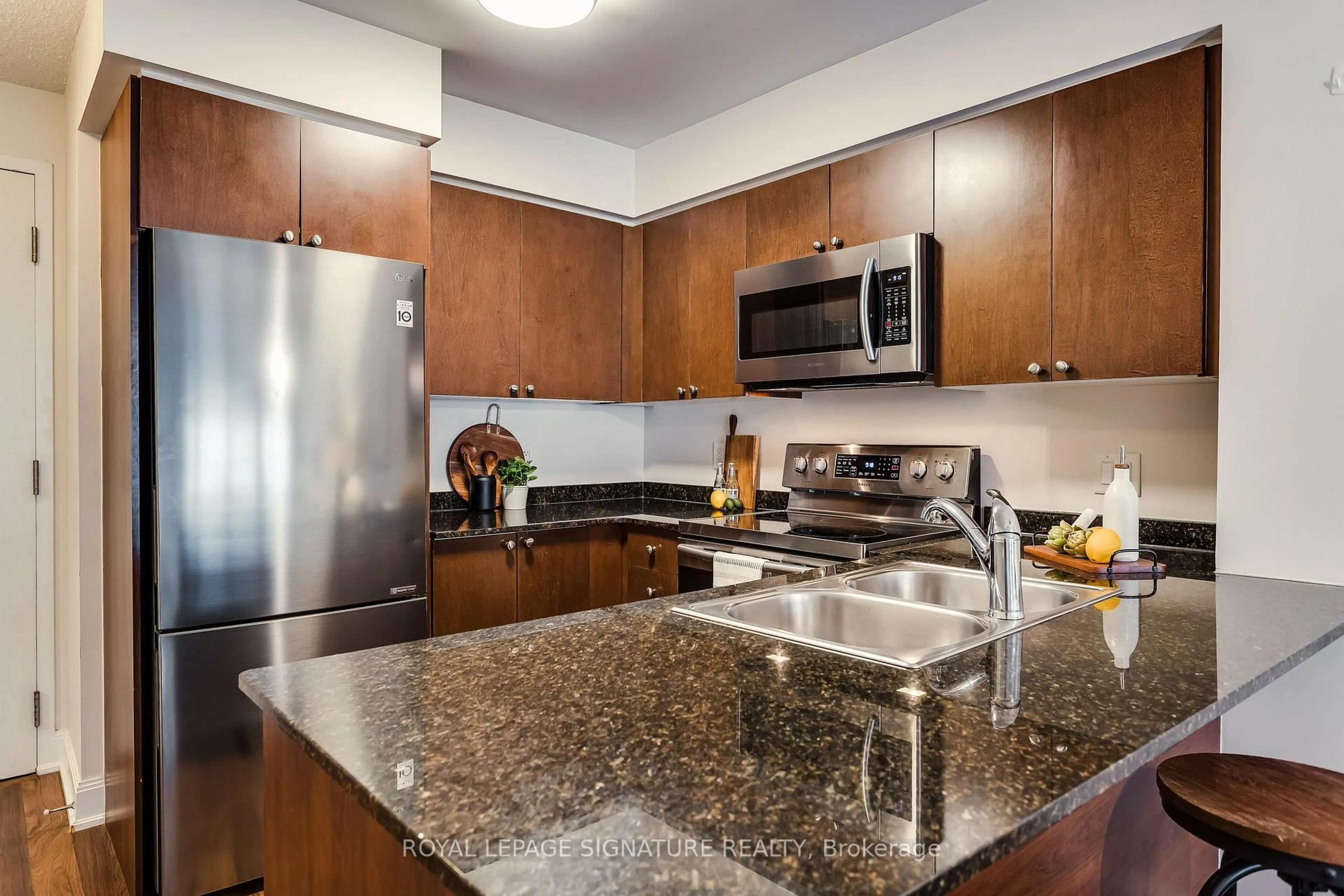 Standard kitchen, unknown for 2191 Yonge St #910, Toronto Ontario M4S 3H8