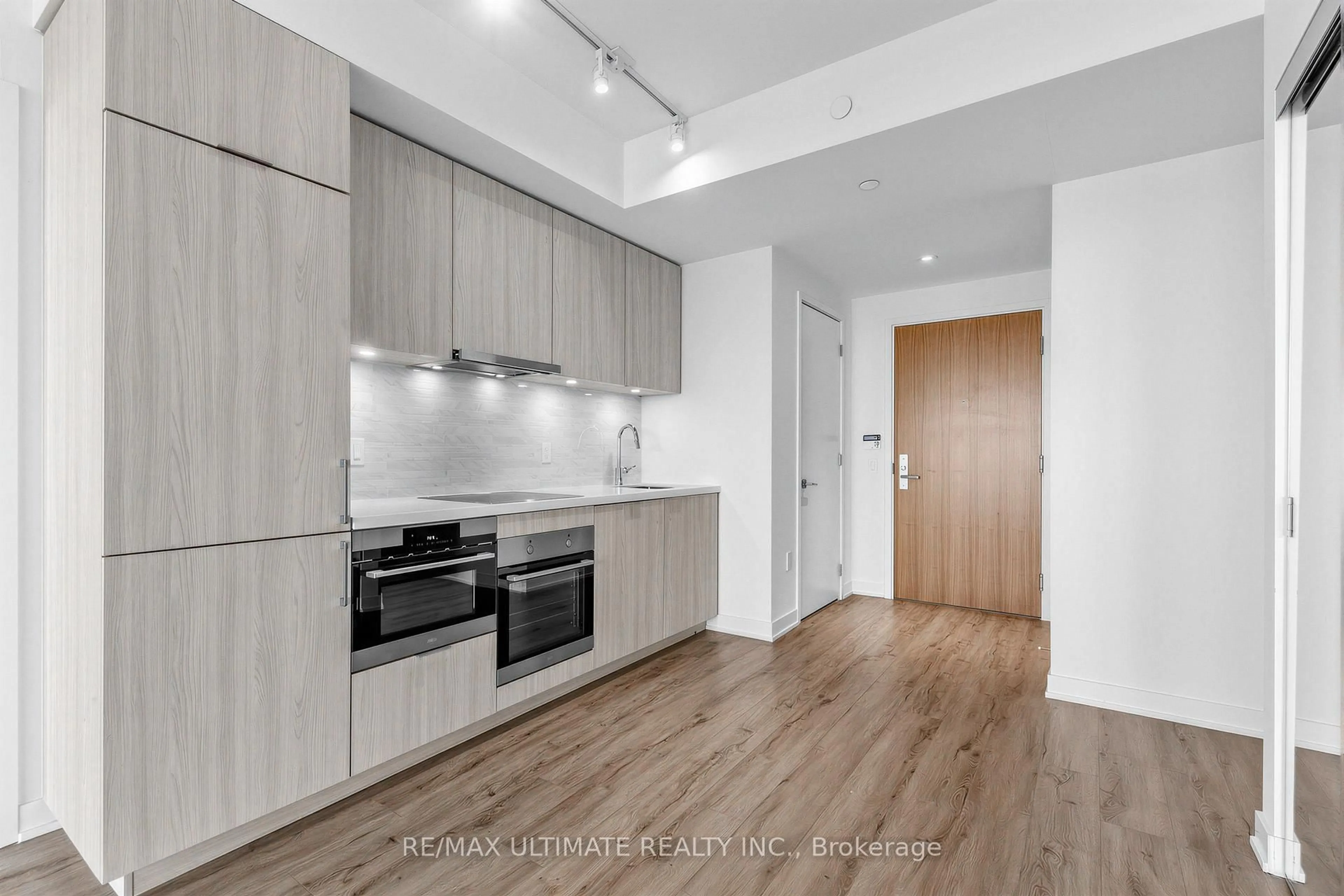 Standard kitchen, wood/laminate floor for 15 Queens Quay #1901, Toronto Ontario M5E 0A5