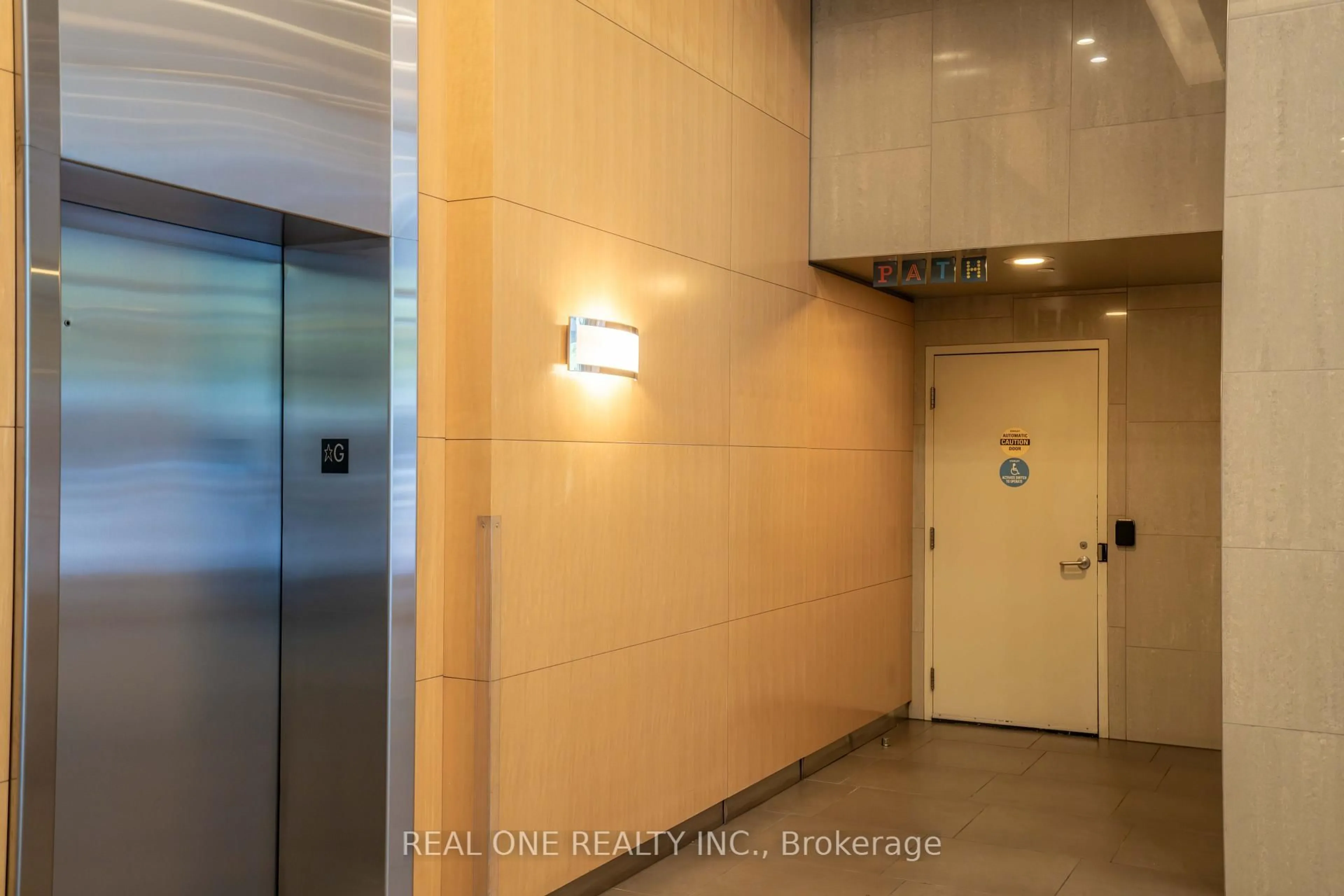 Indoor foyer for 65 Bremner Blvd #1207, Toronto Ontario M5J 0A7