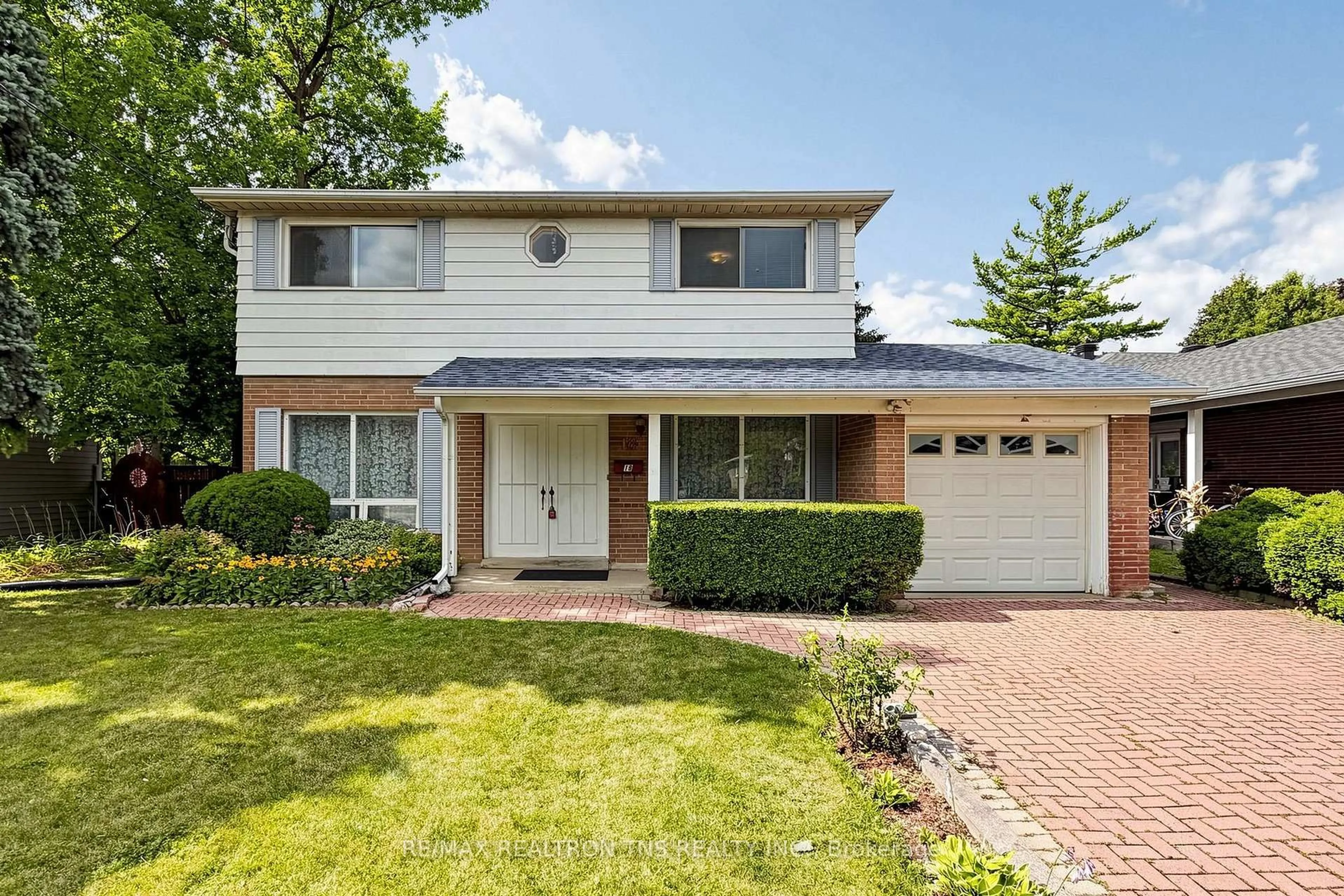 Home with vinyl exterior material, street for 18 Lisburn Cres, Toronto Ontario M2J 2Z5
