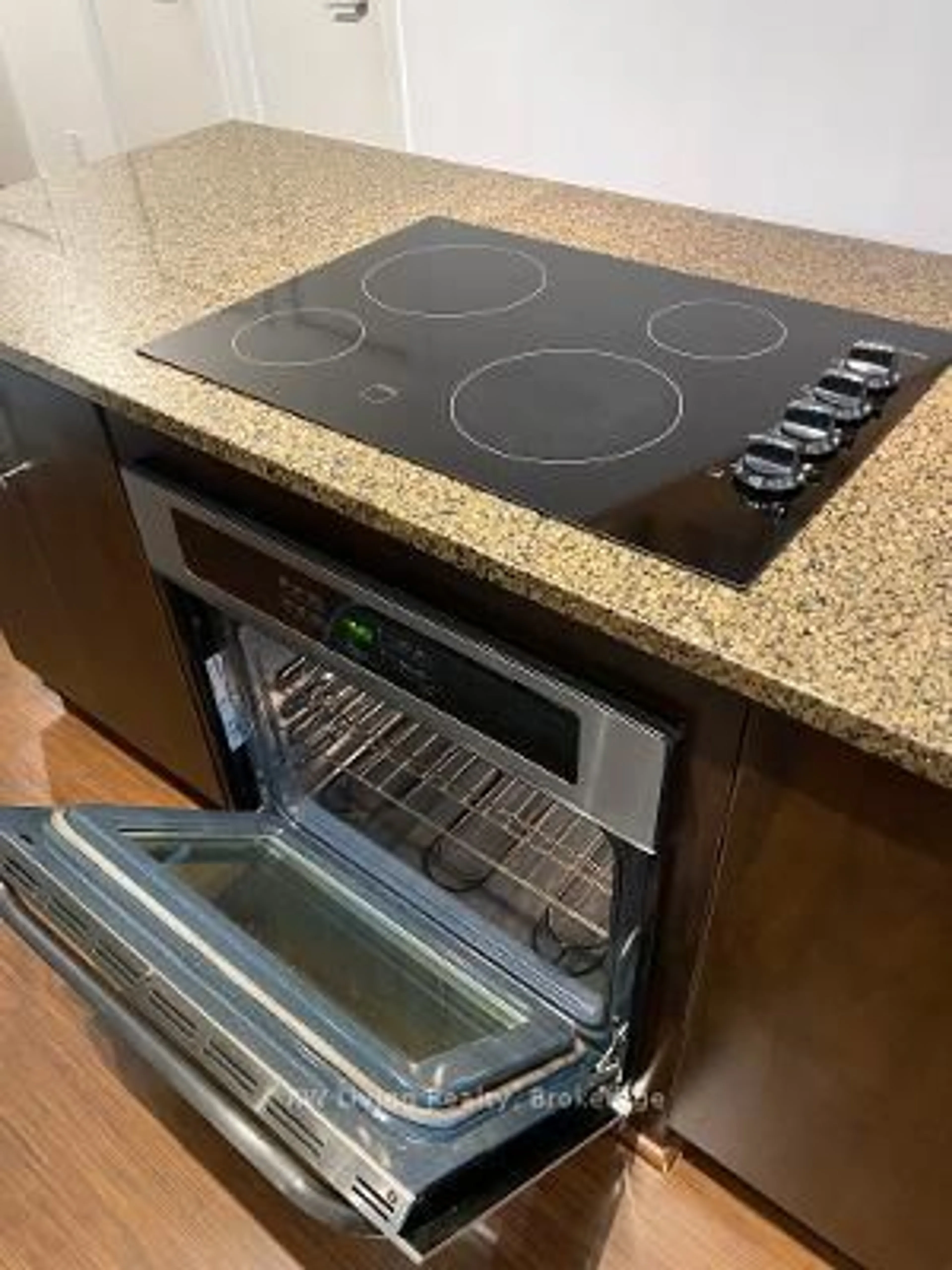 Standard kitchen, unknown for 112 George St #Th102, Toronto Ontario M5A 2M4