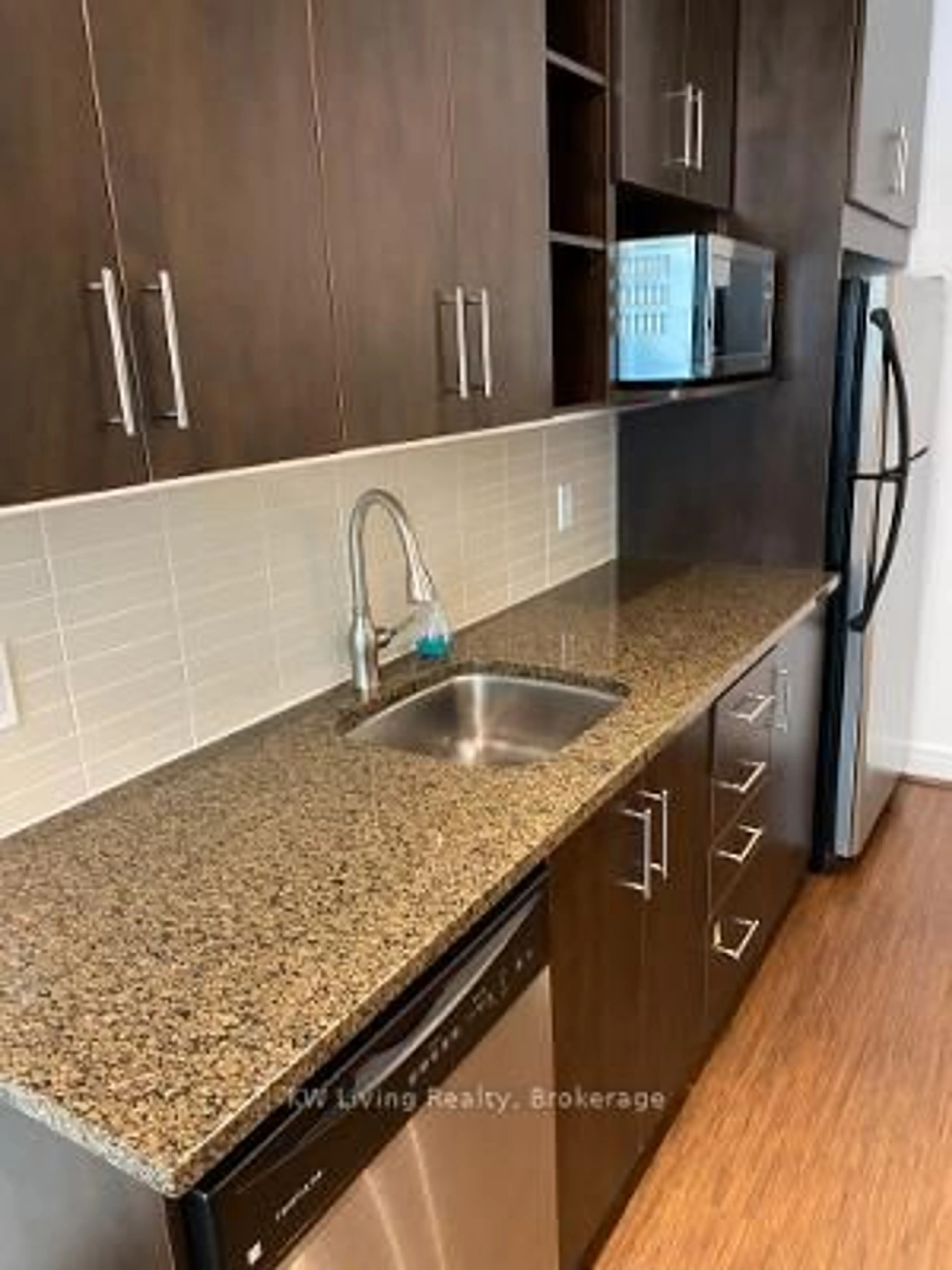 Standard kitchen, ceramic/tile floor for 112 George St #Th102, Toronto Ontario M5A 2M4