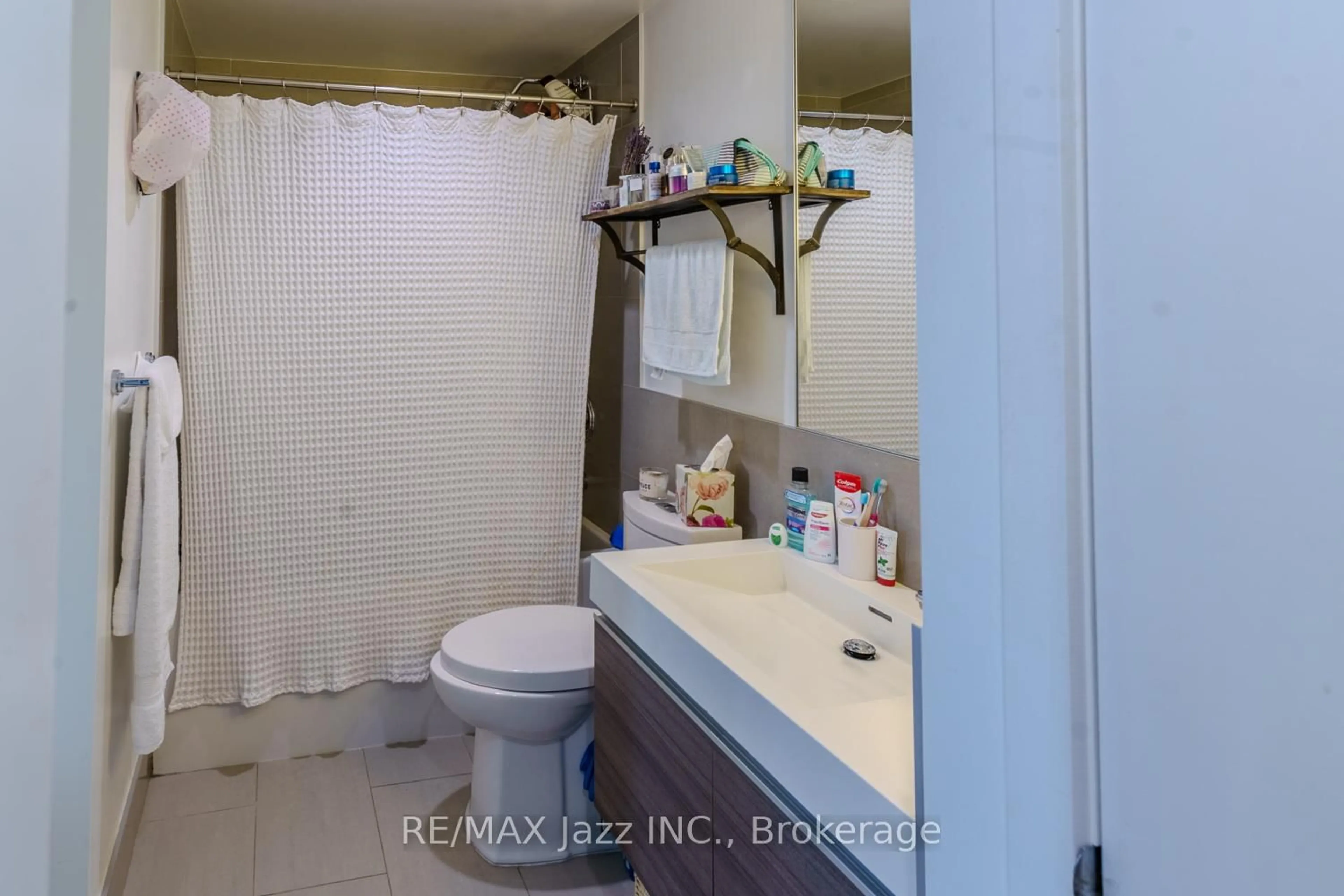 Standard bathroom, ceramic/tile floor for 70 Distillery Lane #1409, Toronto Ontario M5A 0E3