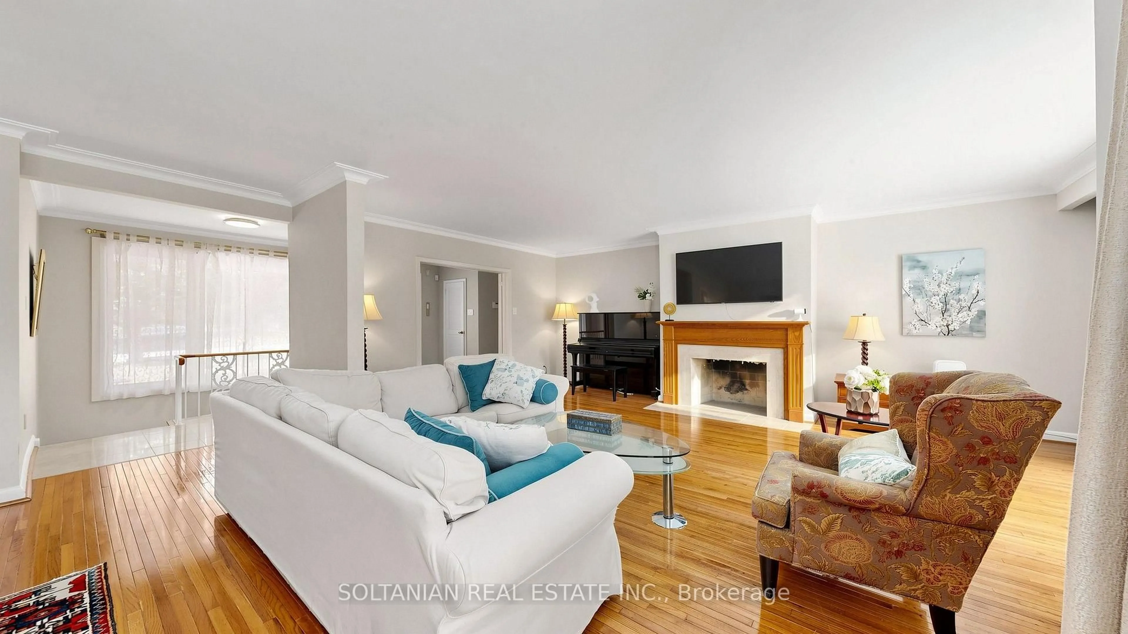 Living room with furniture, wood/laminate floor for 57 Sumner Heights Dr, Toronto Ontario M2K 1Y5