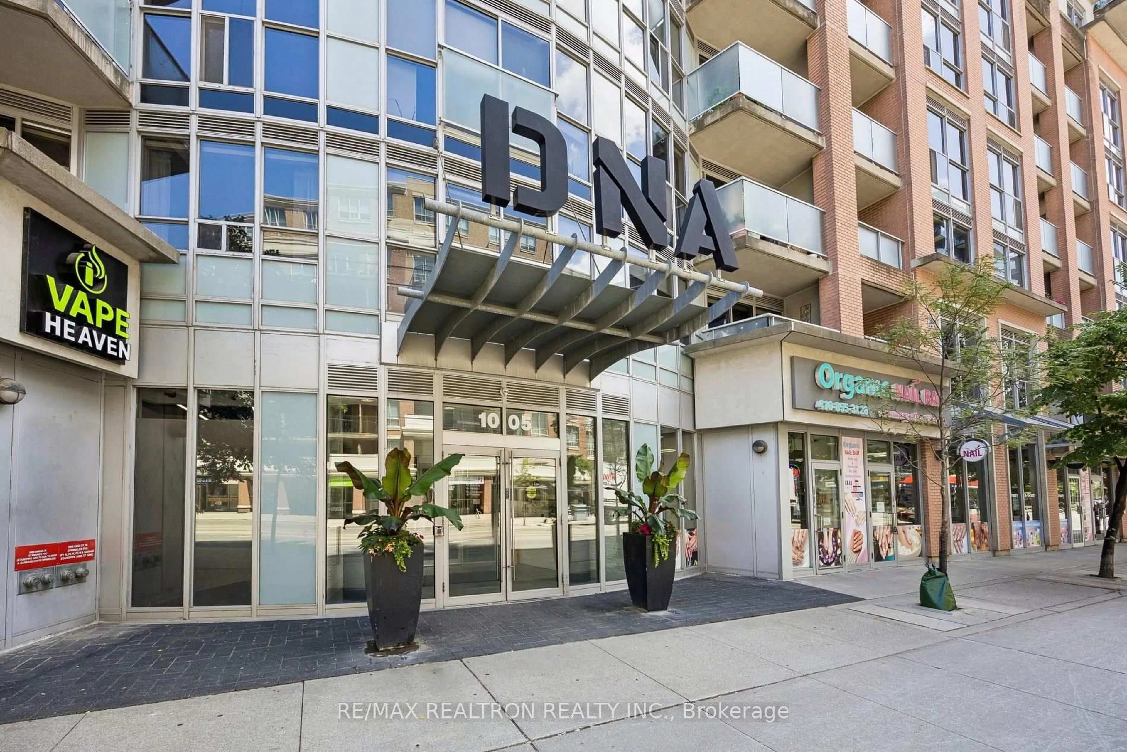 Indoor foyer for 1005 King St #512, Toronto Ontario M6K 3M8