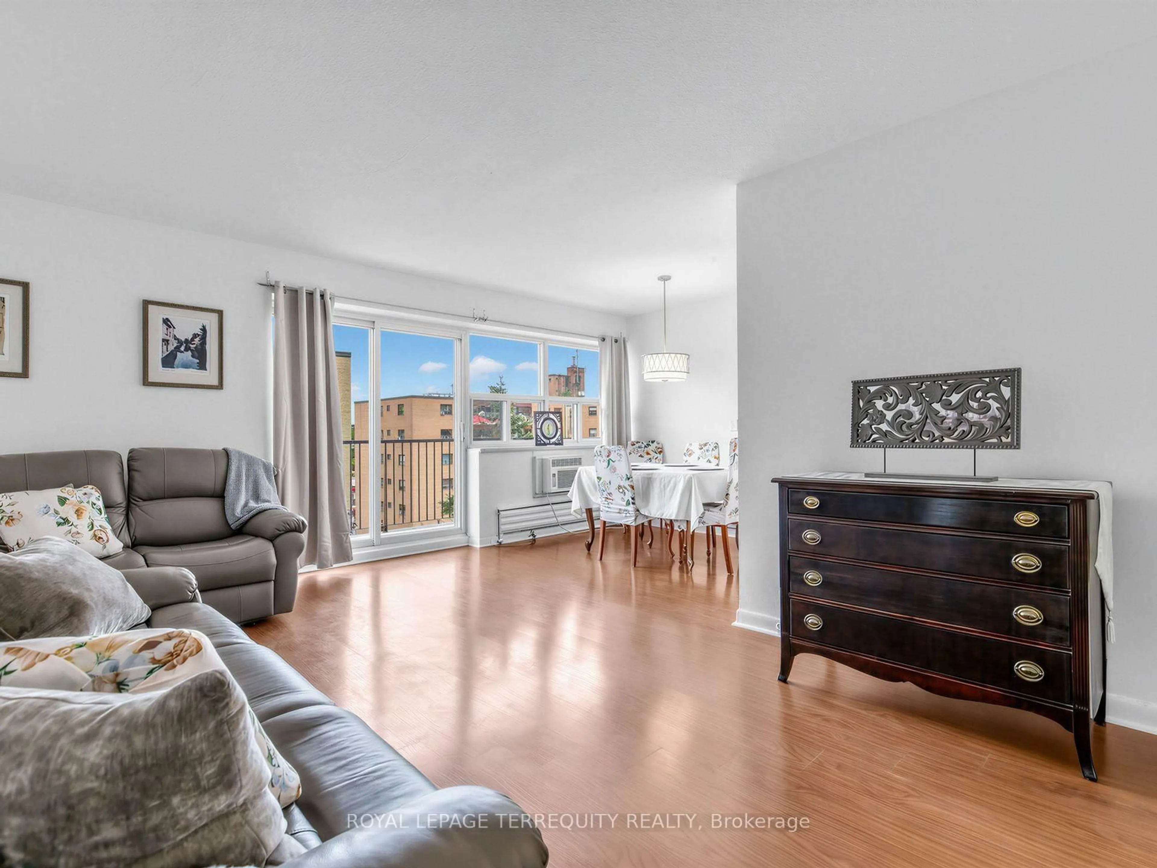 Living room with furniture, wood/laminate floor for 8 Kingsbridge Crt #404, Toronto Ontario M2R 1L5