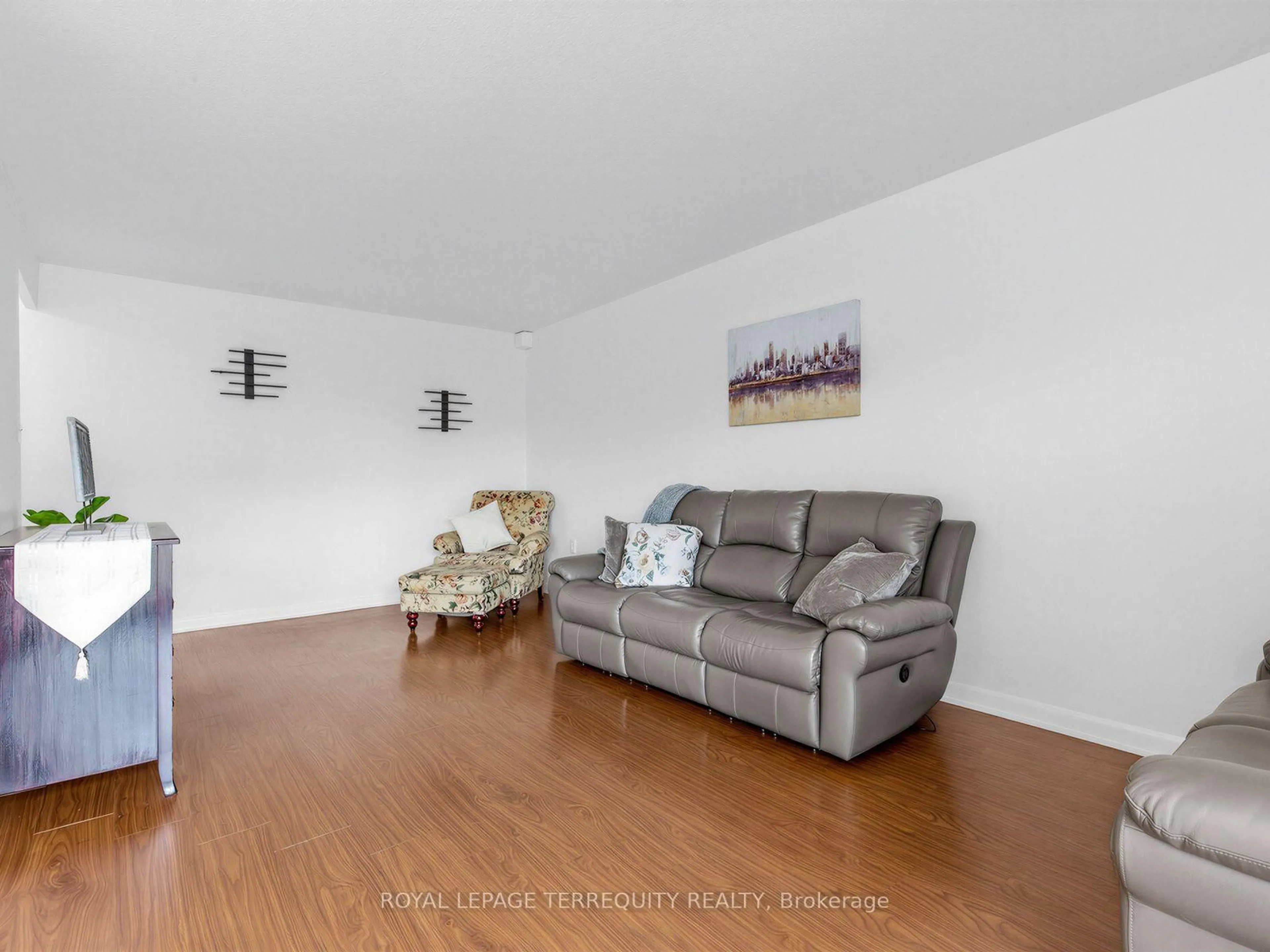 Living room with furniture, wood/laminate floor for 8 Kingsbridge Crt #404, Toronto Ontario M2R 1L5