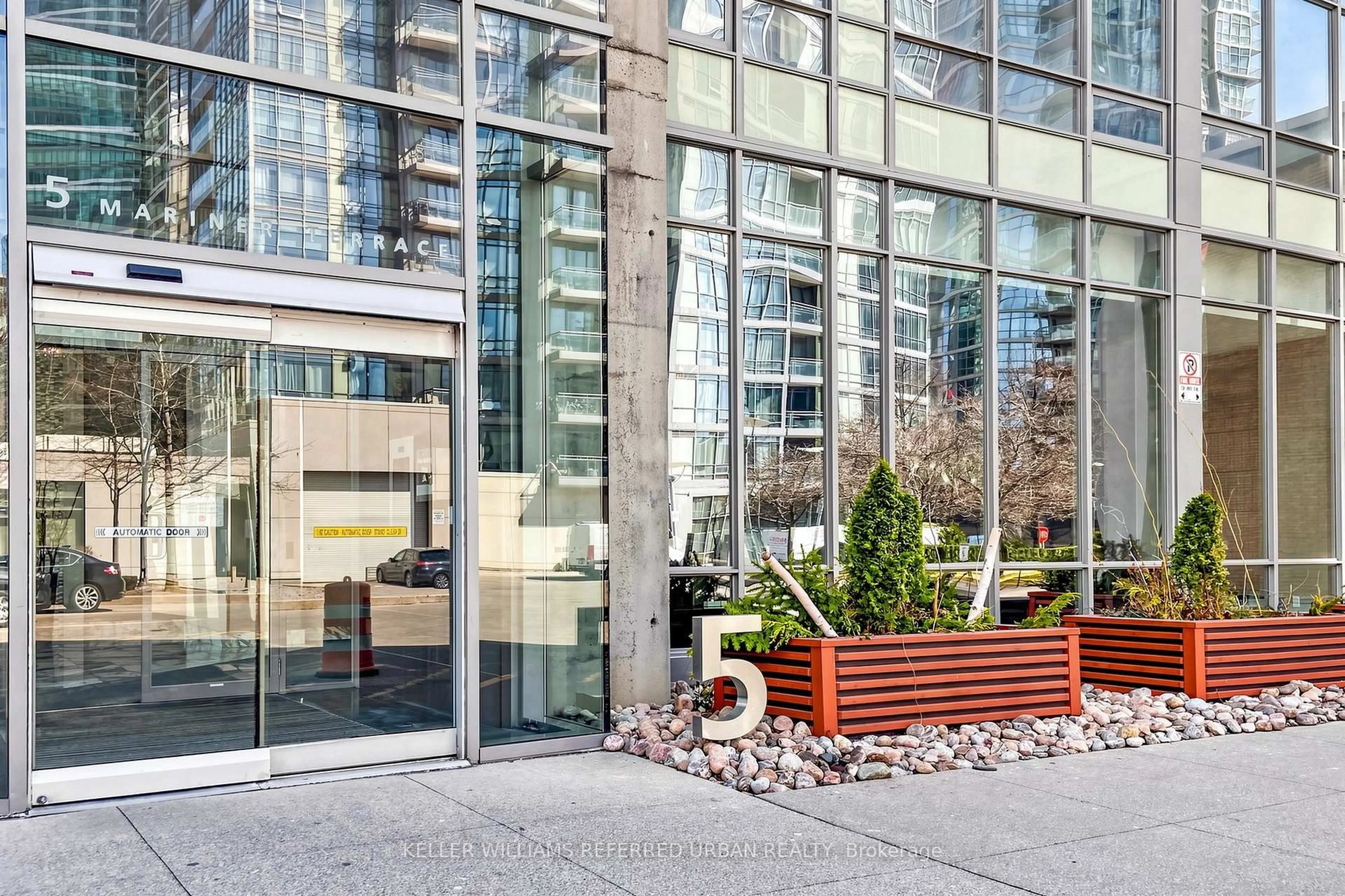 Indoor foyer for 5 Mariner Terr #1610, Toronto Ontario M5V 3V6