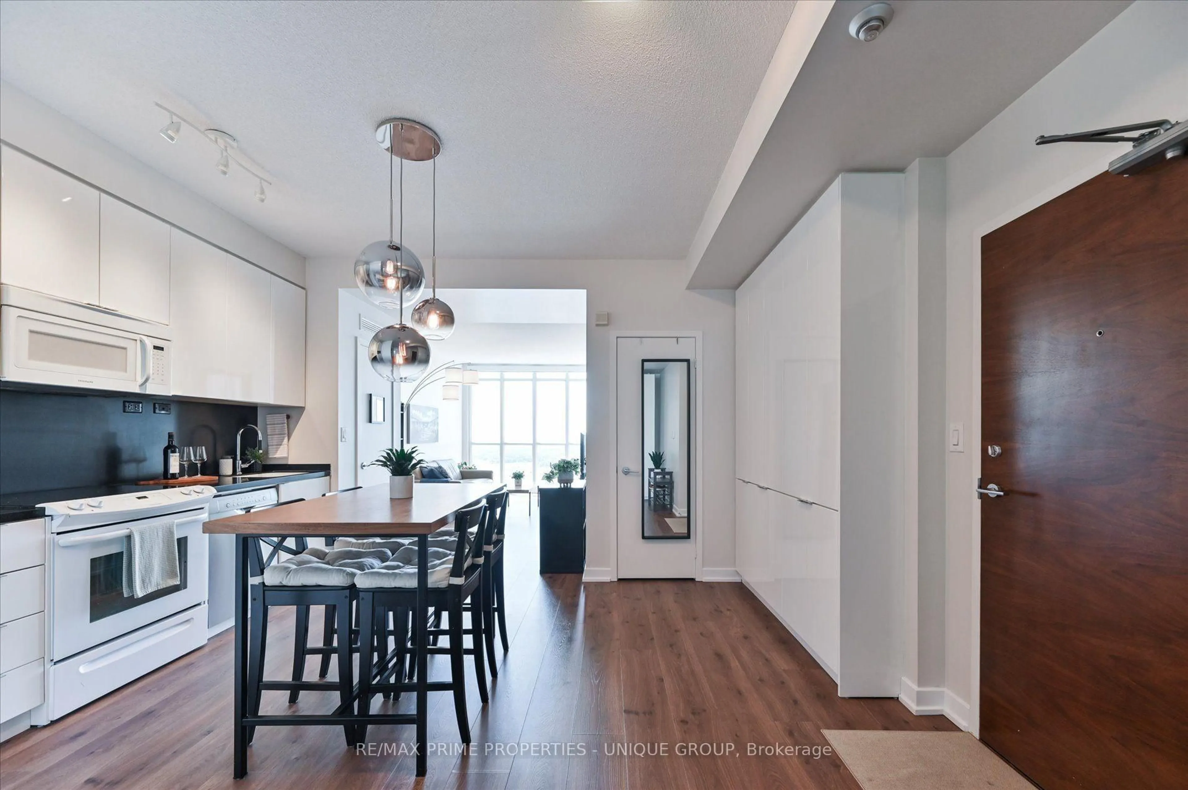 Open concept kitchen, wood/laminate floor for 15 Iceboat Terr #3508, Toronto Ontario M5V 4A5