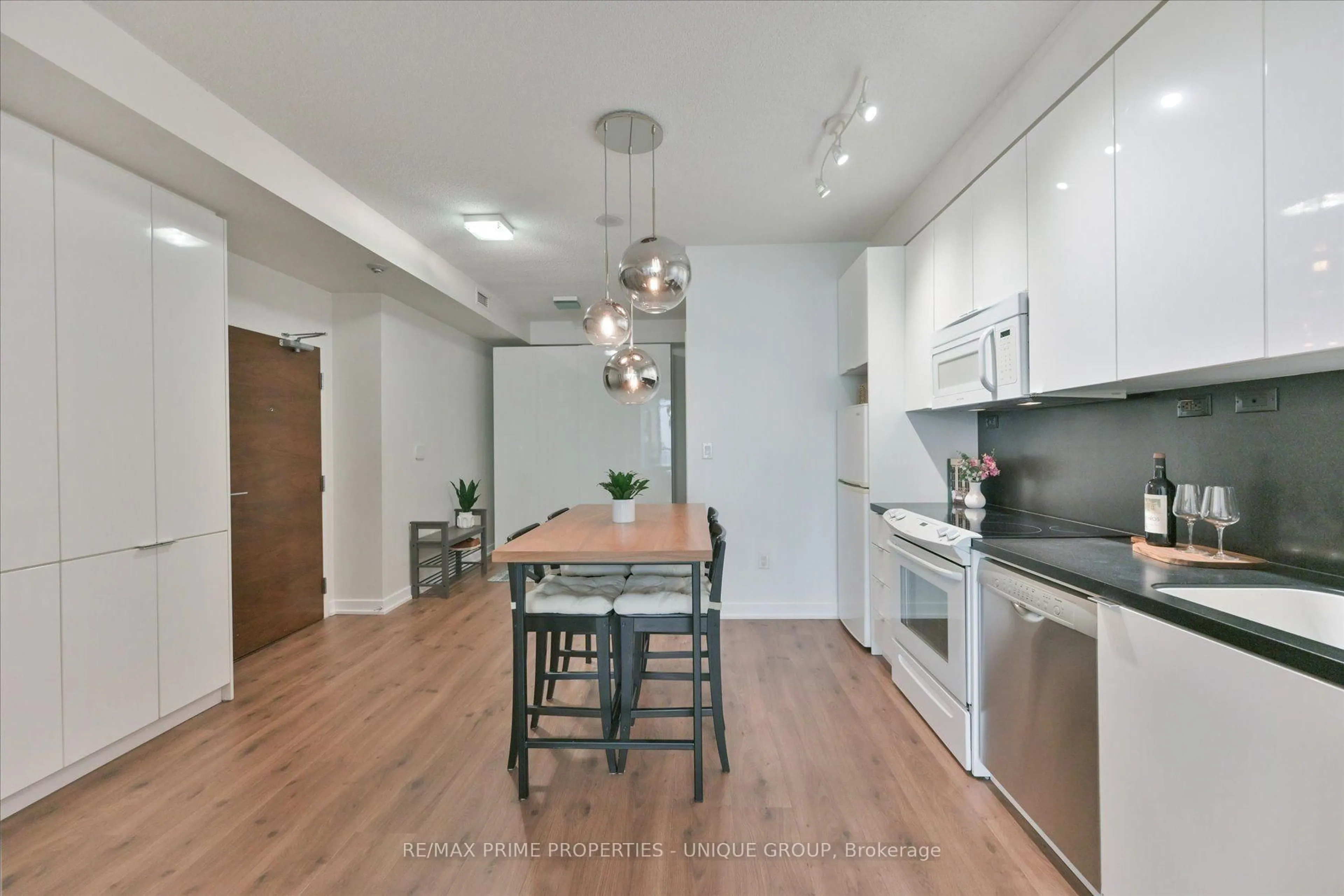Open concept kitchen, wood/laminate floor for 15 Iceboat Terr #3508, Toronto Ontario M5V 4A5