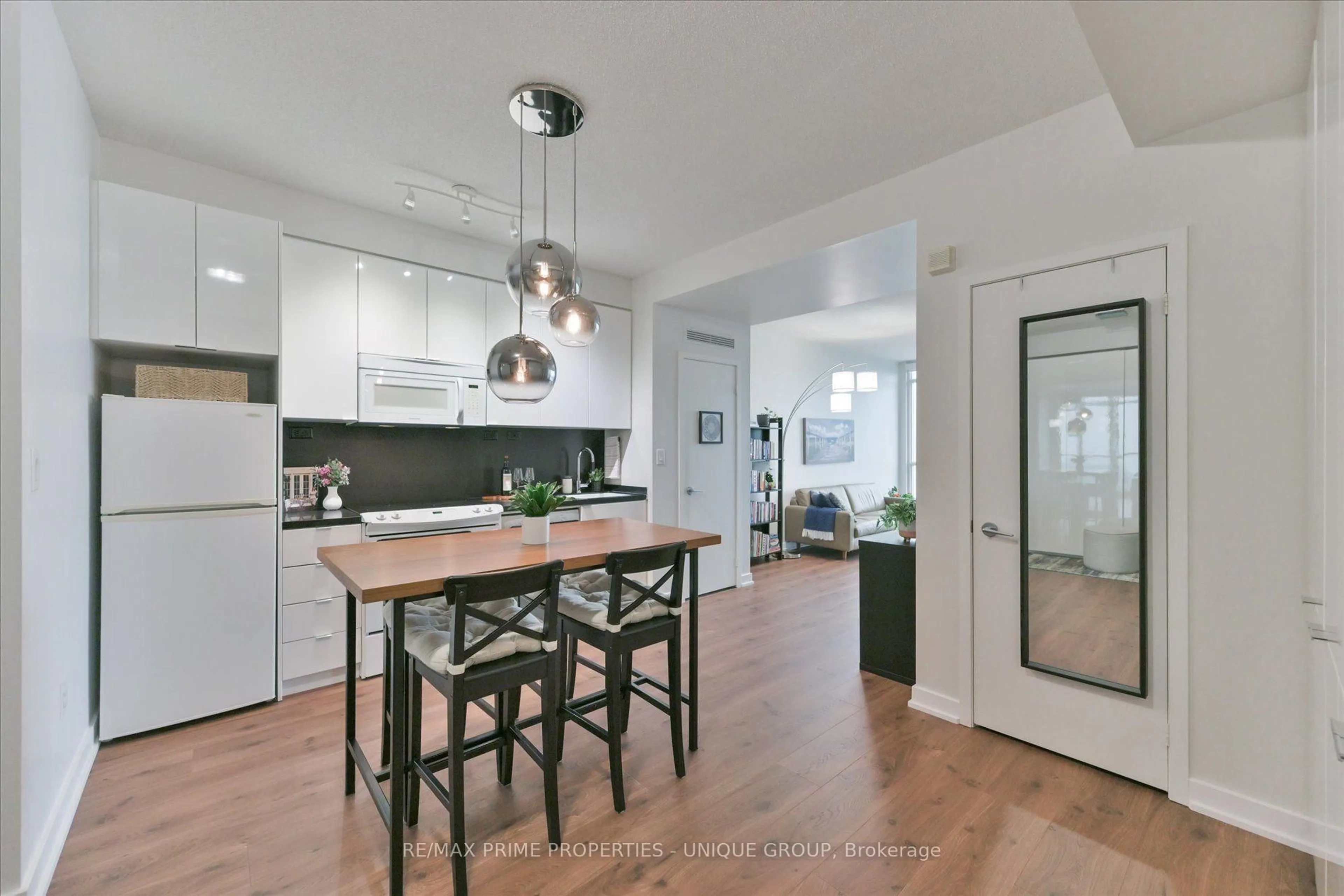 Open concept kitchen, wood/laminate floor for 15 Iceboat Terr #3508, Toronto Ontario M5V 4A5