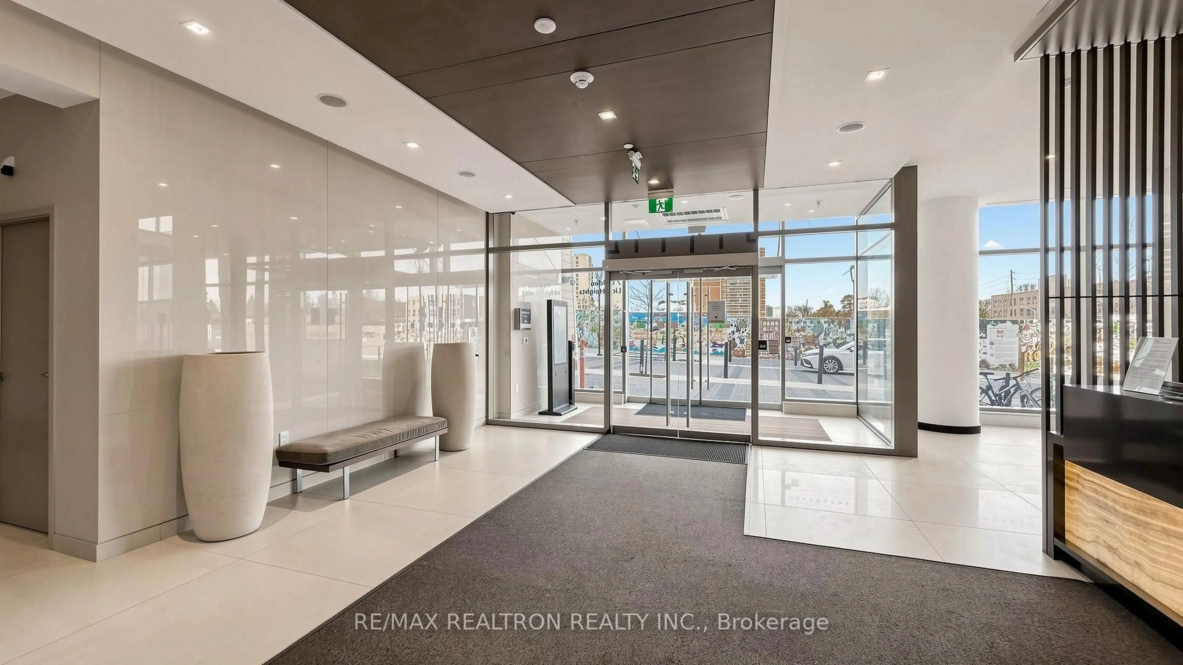 Indoor foyer for 7 Golden Lion Hts #N1105, Toronto Ontario M2M 0C3