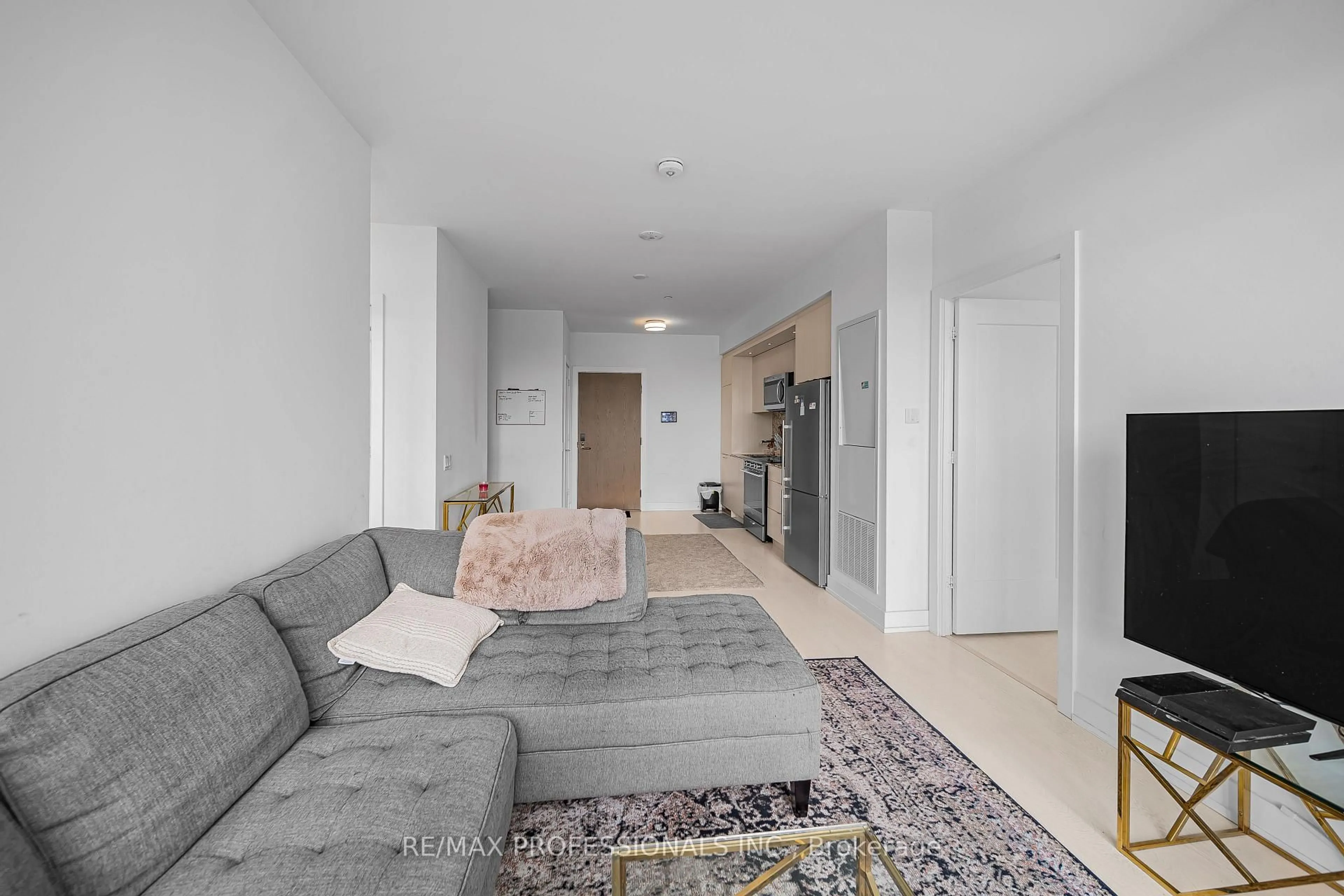 Living room with furniture, unknown for 30 Inn The Park Dr #407, Toronto Ontario M3C 0P7