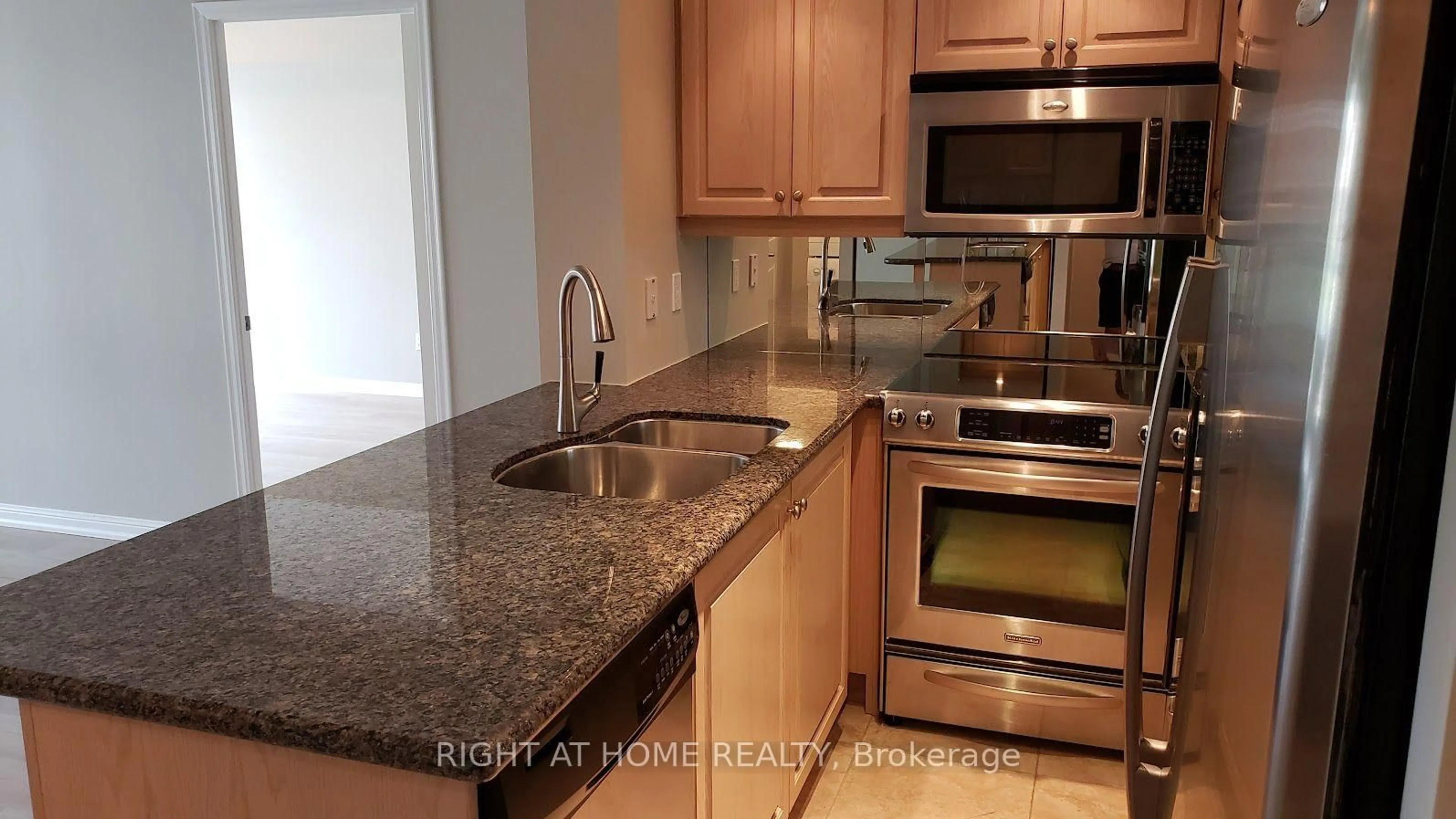 Standard kitchen, ceramic/tile floor for 900 Mount Pleasant Rd #327, Toronto Ontario M4P 3J9