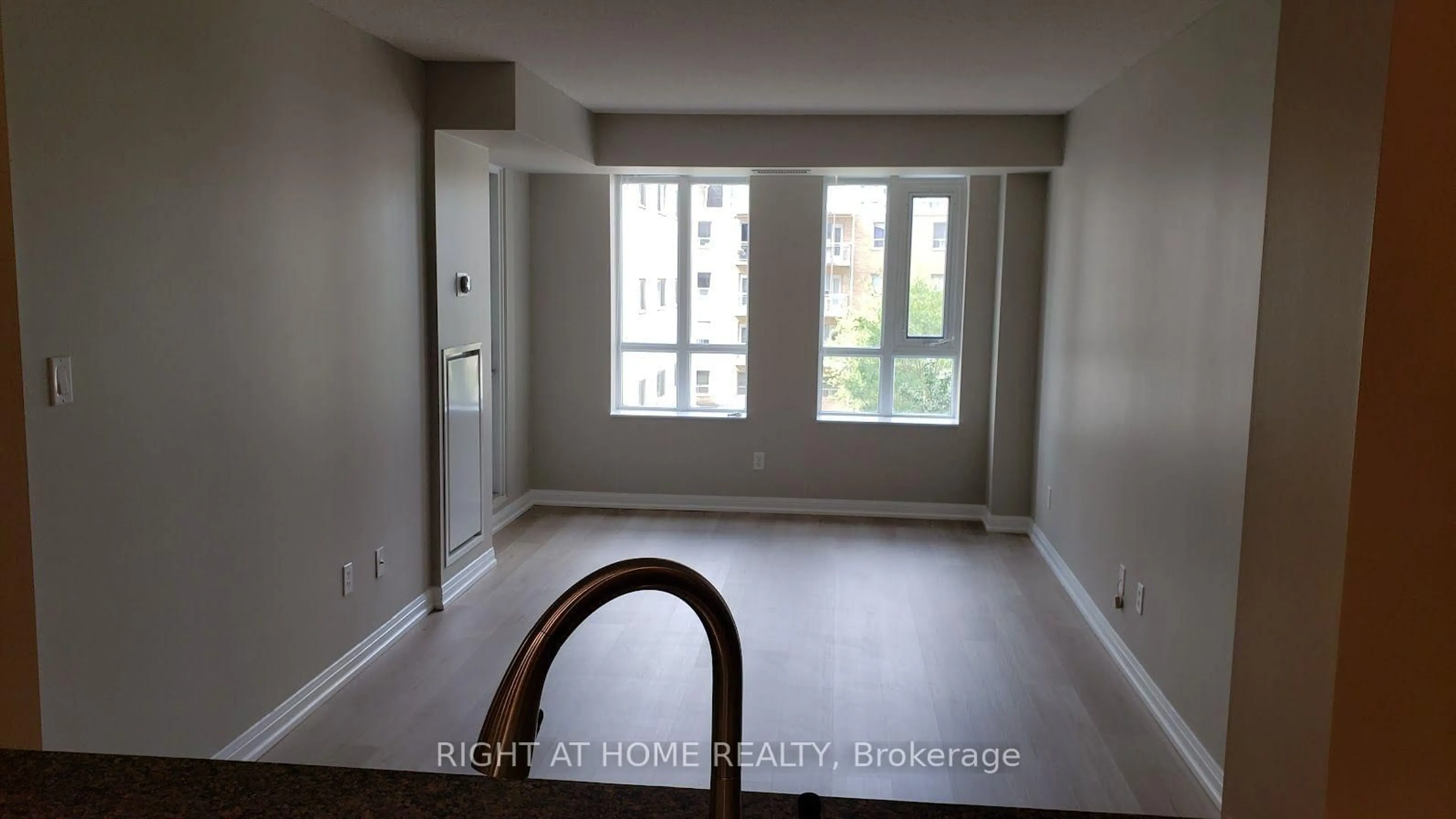 A pic of a room for 900 Mount Pleasant Rd #327, Toronto Ontario M4P 3J9