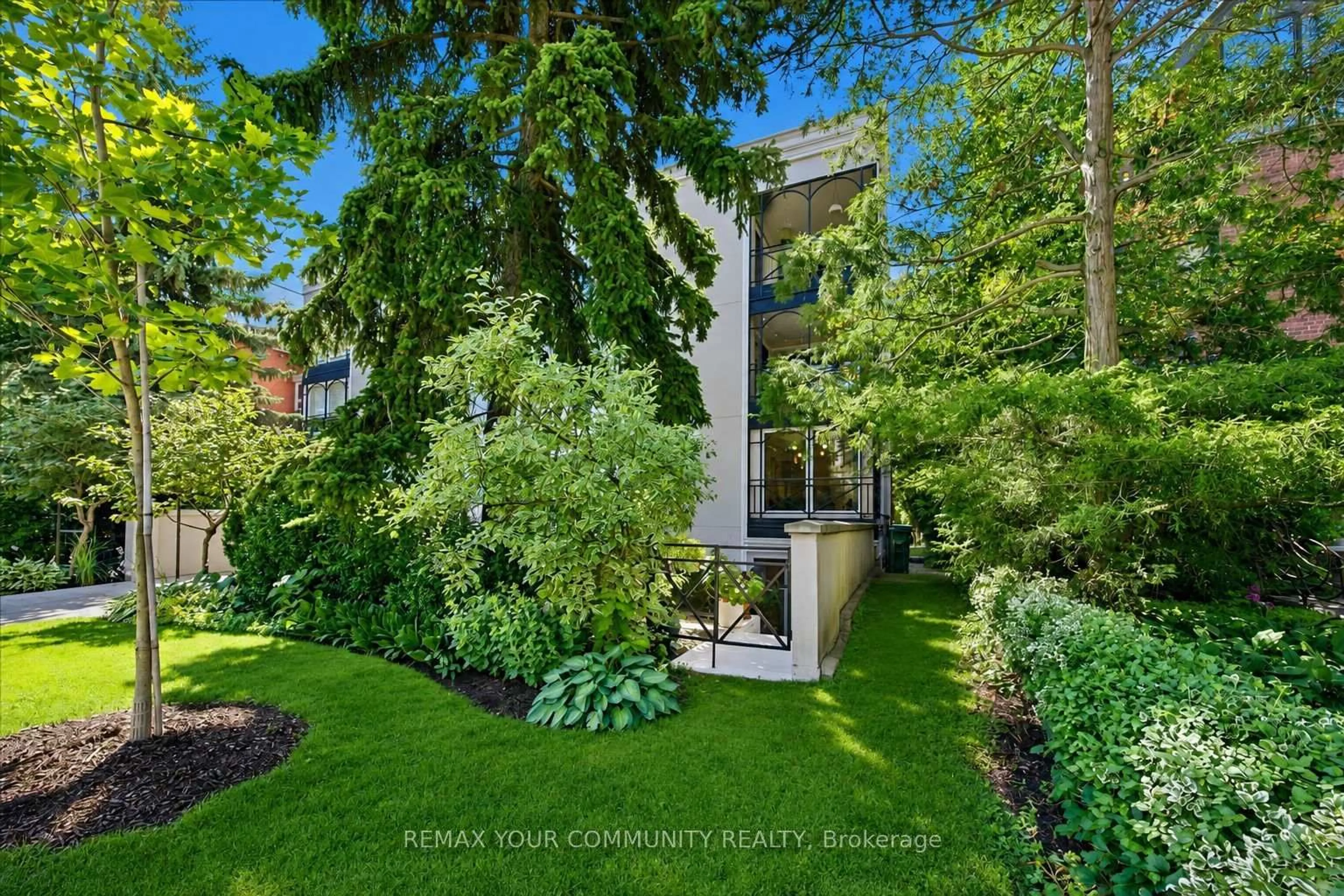A pic from outside/outdoor area/front of a property/back of a property/a pic from drone, street for 105 Heath St #3, Toronto Ontario M4V 1T5